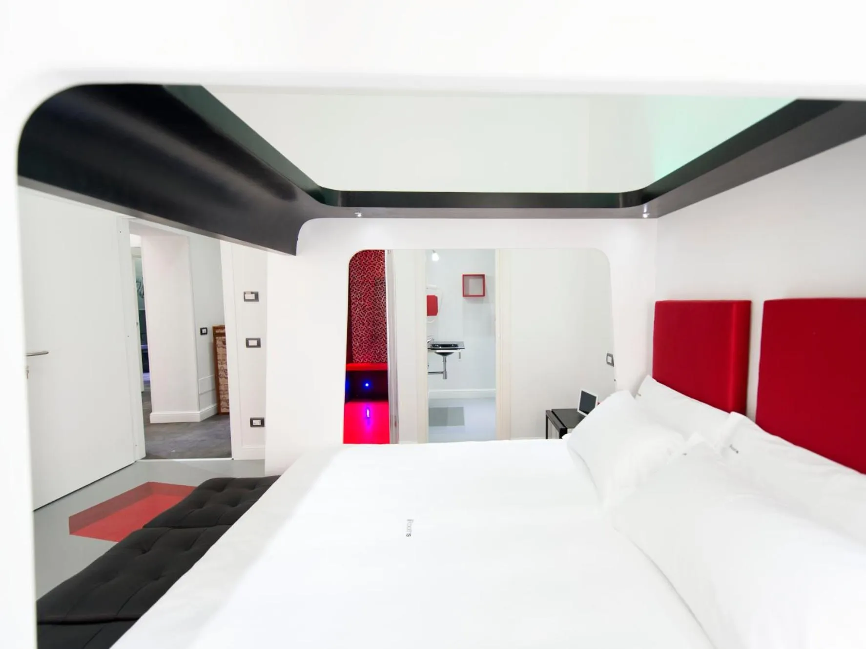 Photo of the whole room, Bed in 7 Inn Spanish Steps