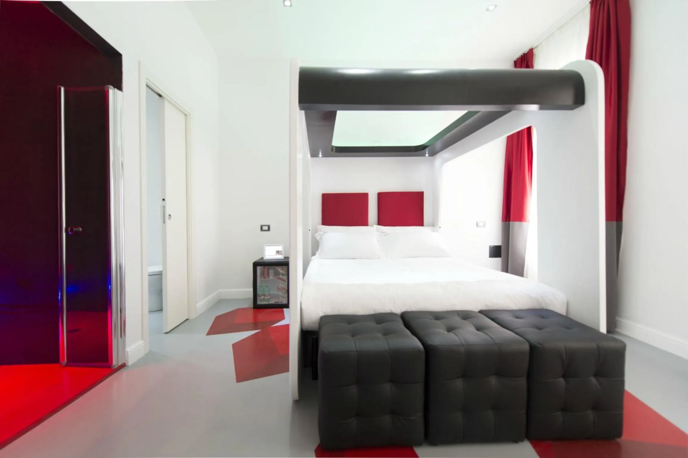 Photo of the whole room, Bed in 7 Inn Spanish Steps