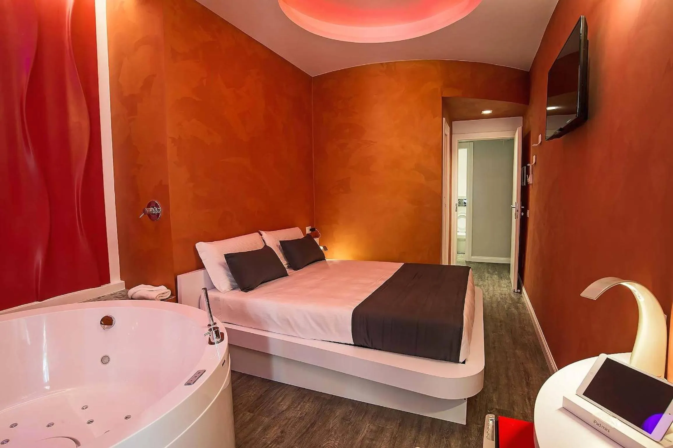 Hot Tub, Bed in 7 Inn Spanish Steps
