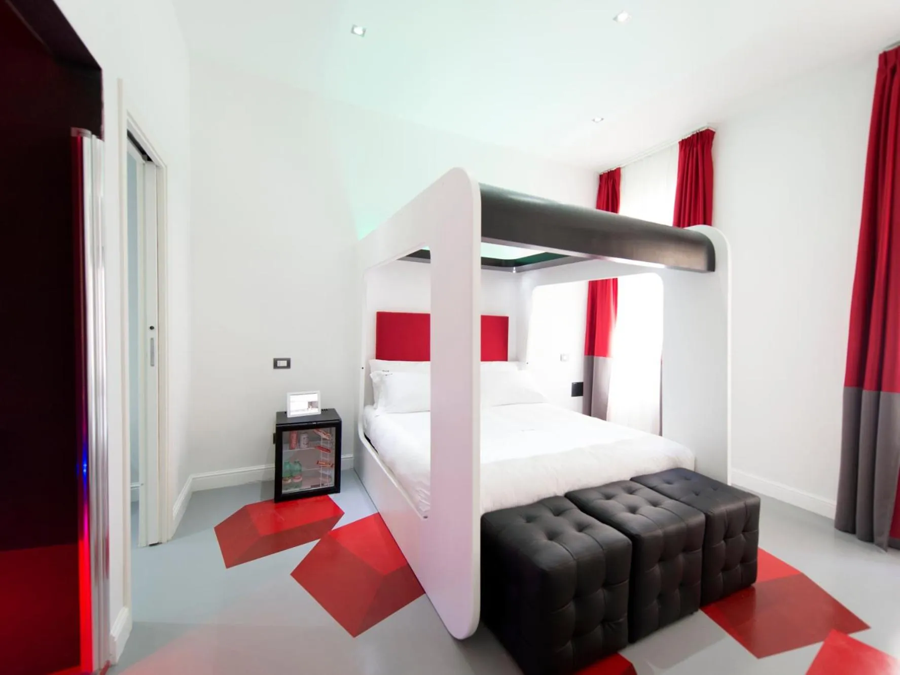 Photo of the whole room, Bed in 7 Inn Spanish Steps