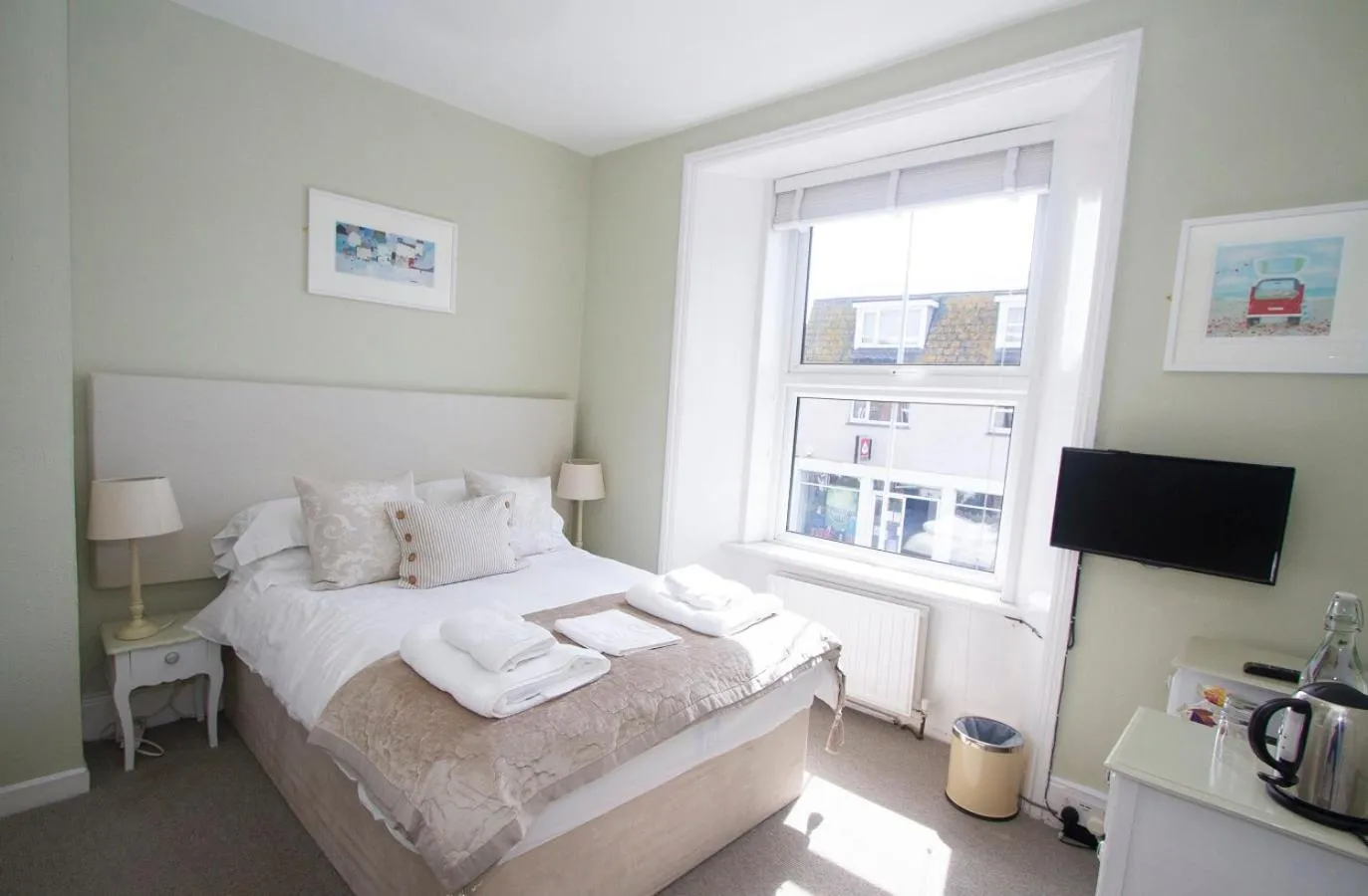 Photo of the whole room in Cliff House