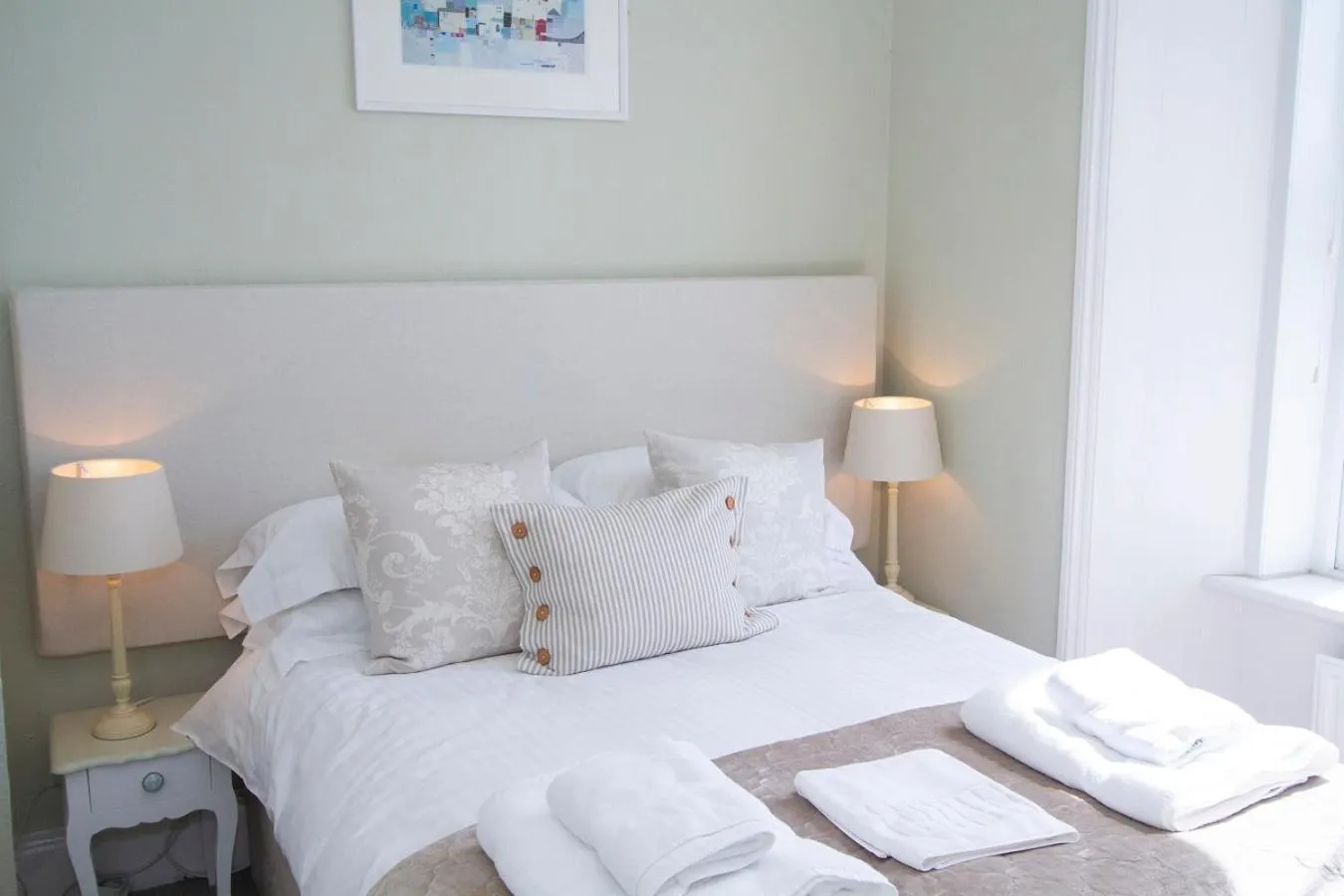 Photo of the whole room in Cliff House