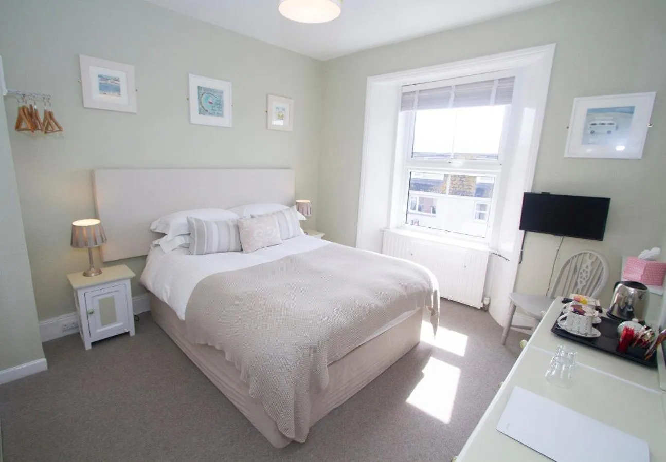 Photo of the whole room in Cliff House