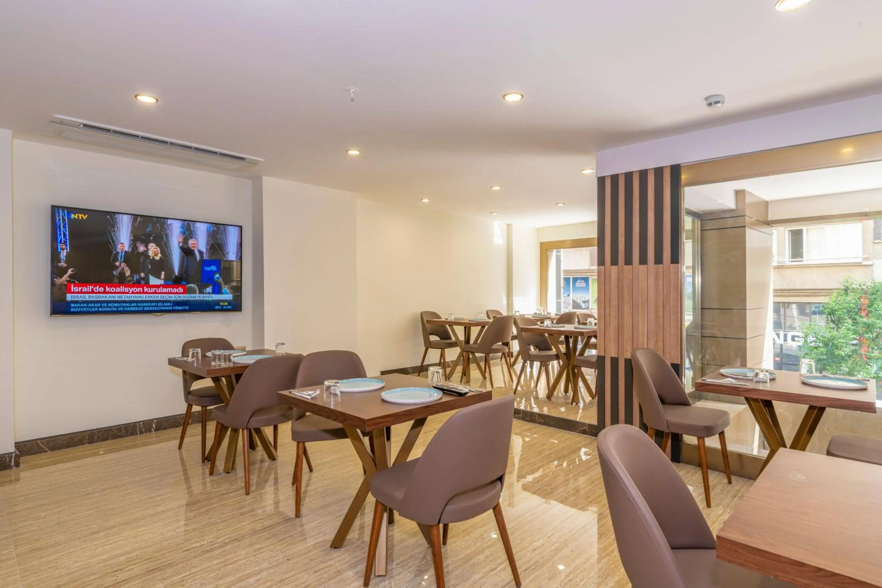 Restaurant/places to eat in 38 Hotel