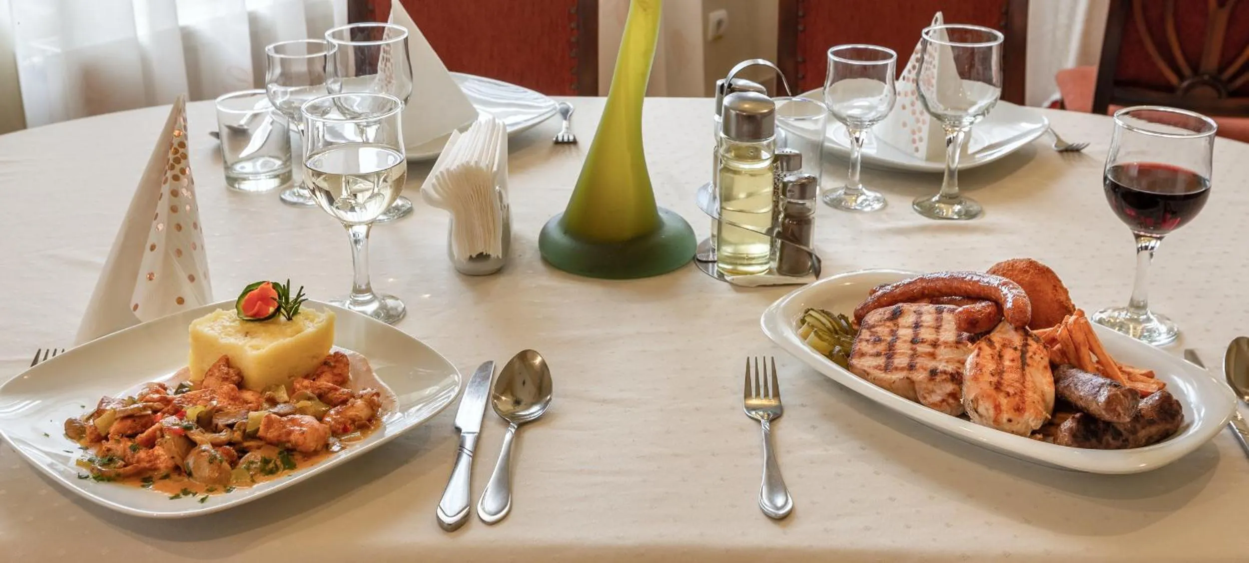 Restaurant/places to eat in Hotel Denis