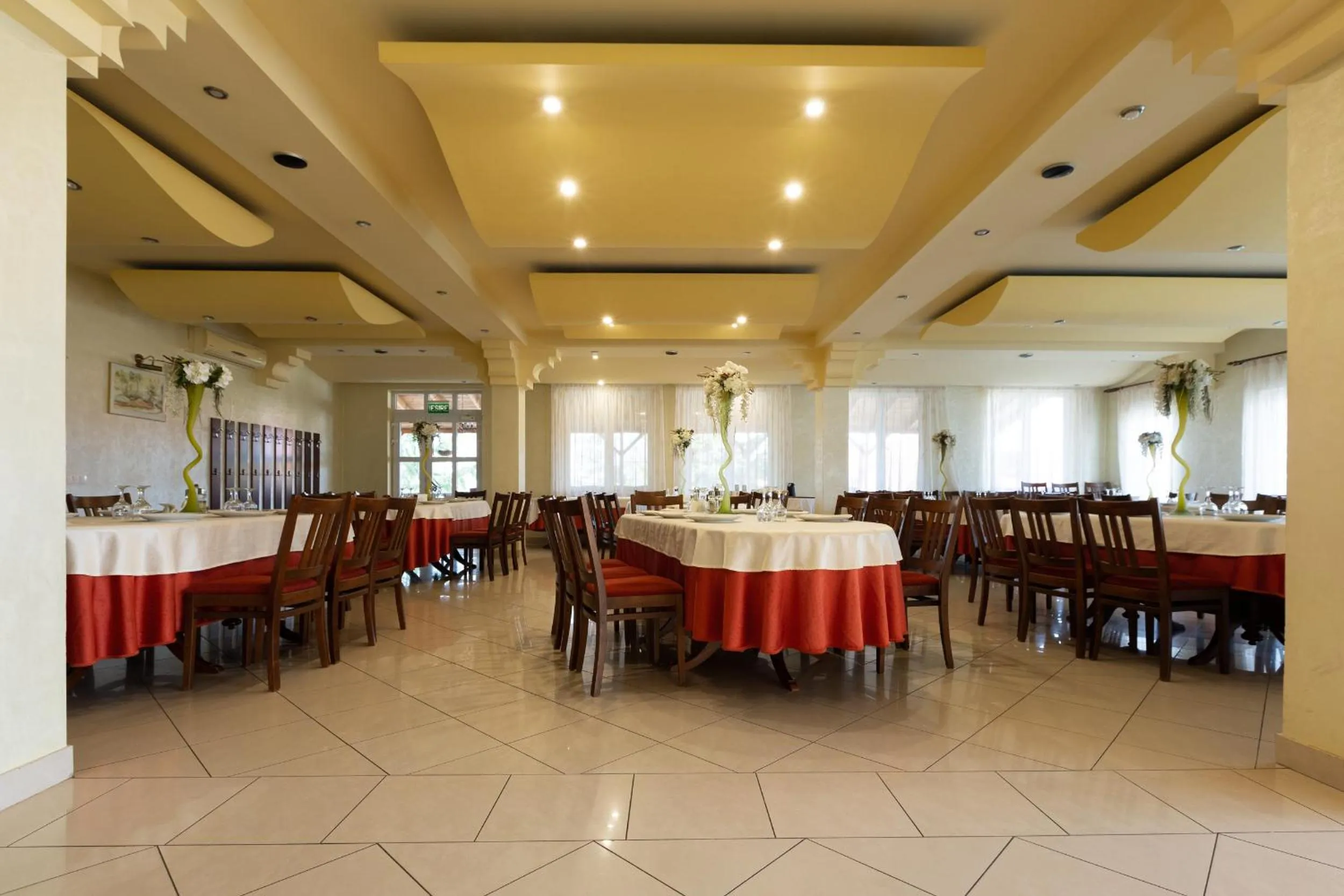 Restaurant/places to eat in Hotel Denis