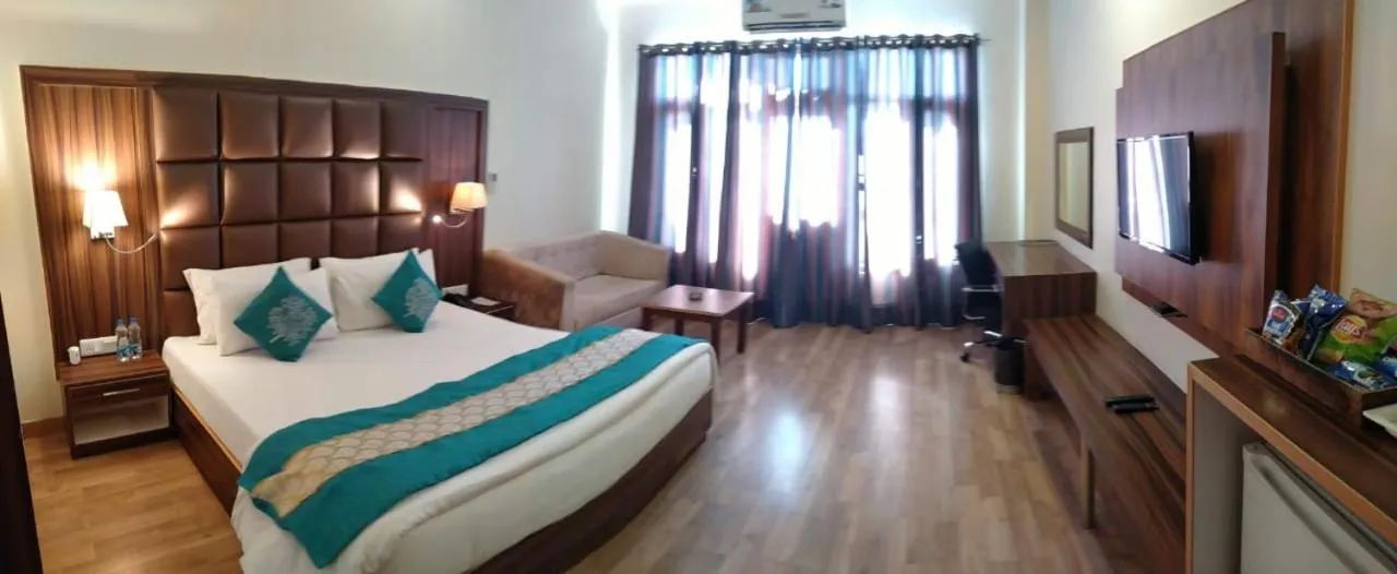 Photo of the whole room, Bed in Hotel Pong View