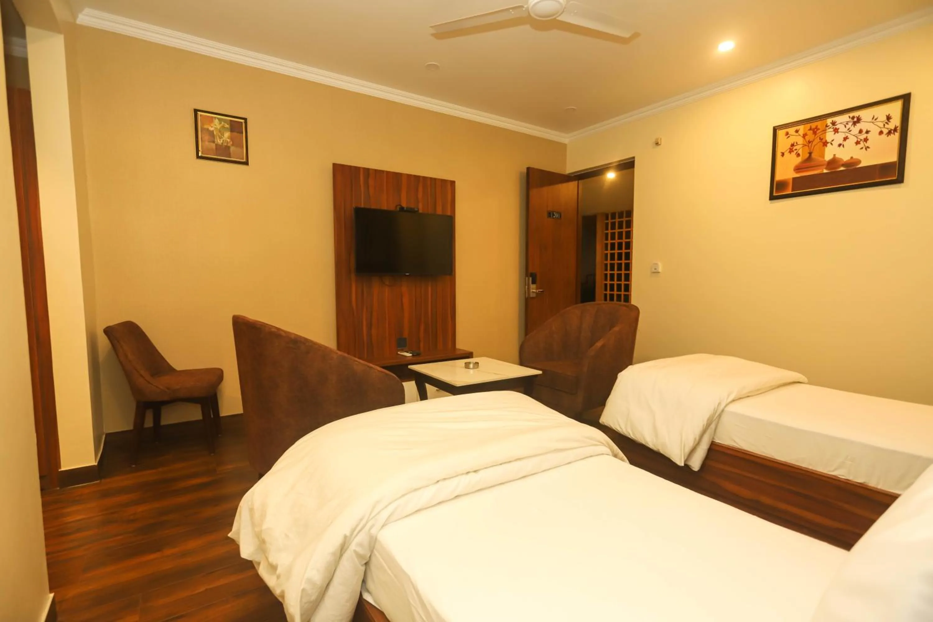 Photo of the whole room, Bed in Hotel Pong View