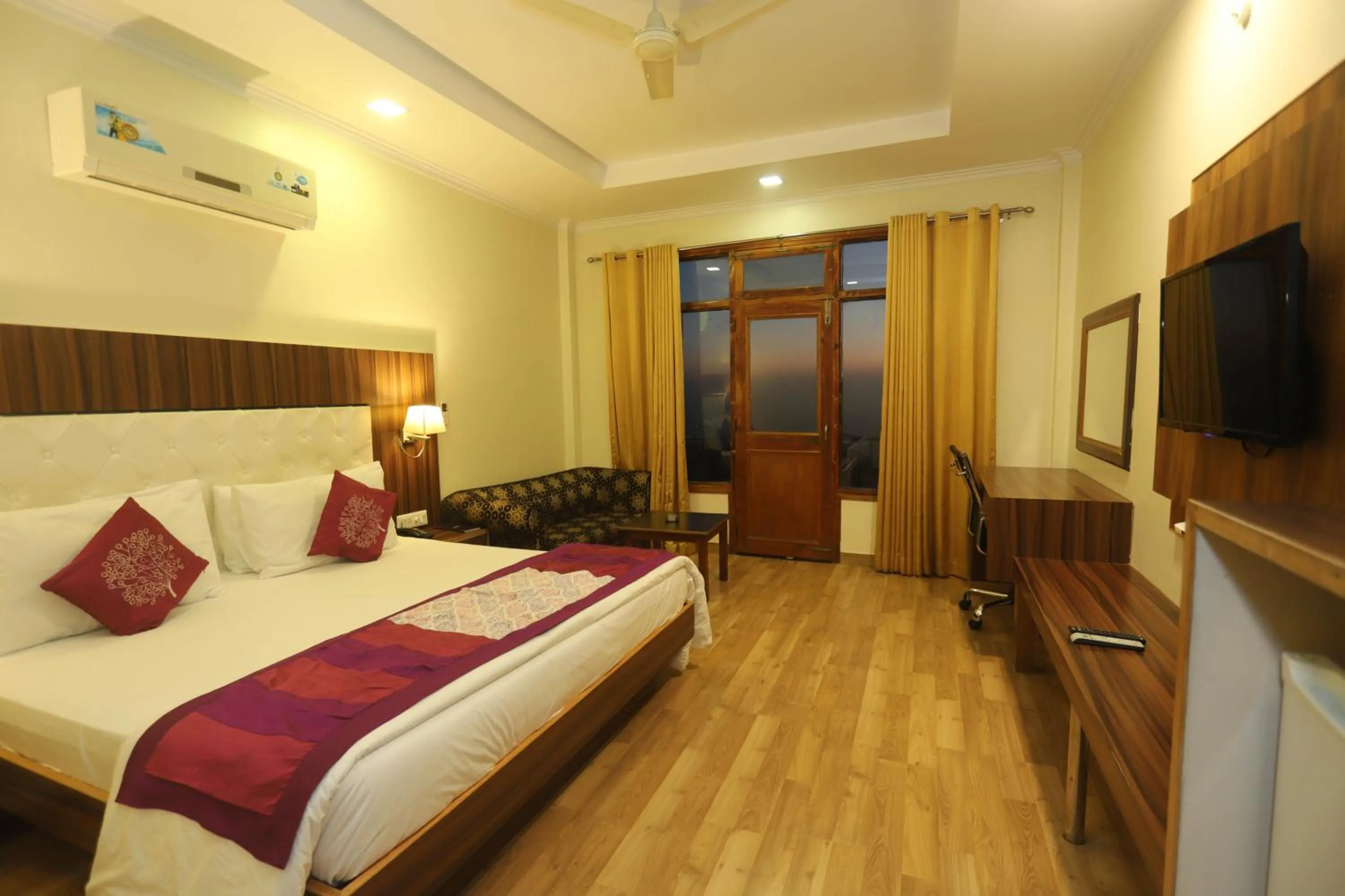 Photo of the whole room, Bed in Hotel Pong View