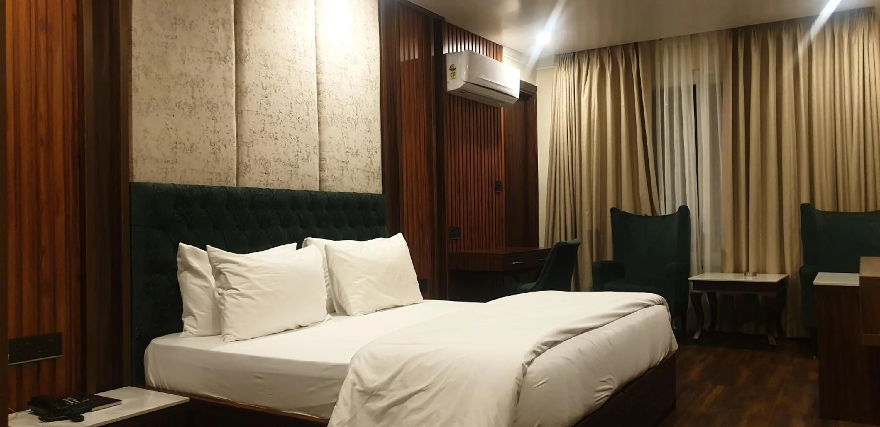 Photo of the whole room, Bed in Hotel Pong View