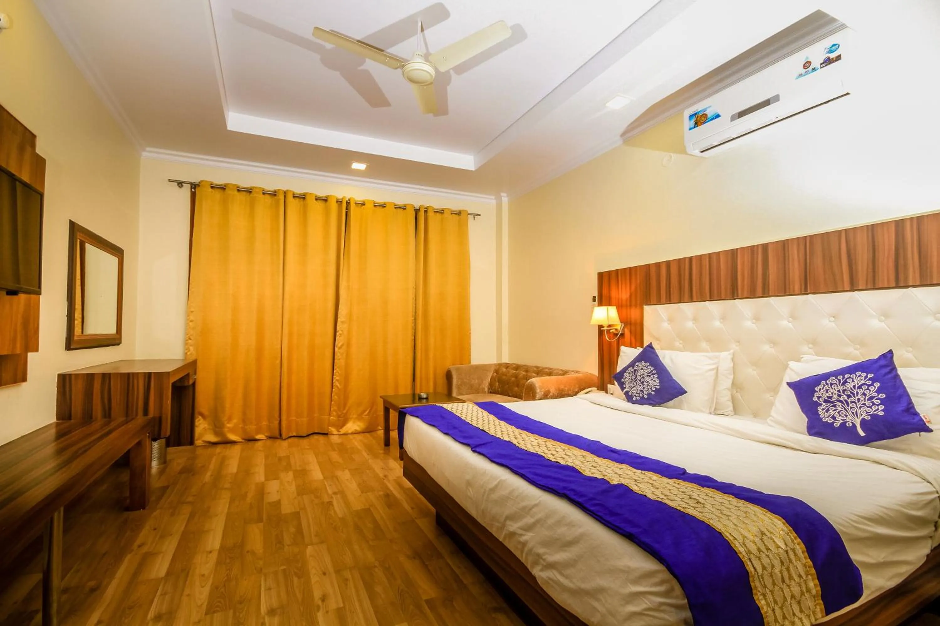 Photo of the whole room, Bed in Hotel Pong View