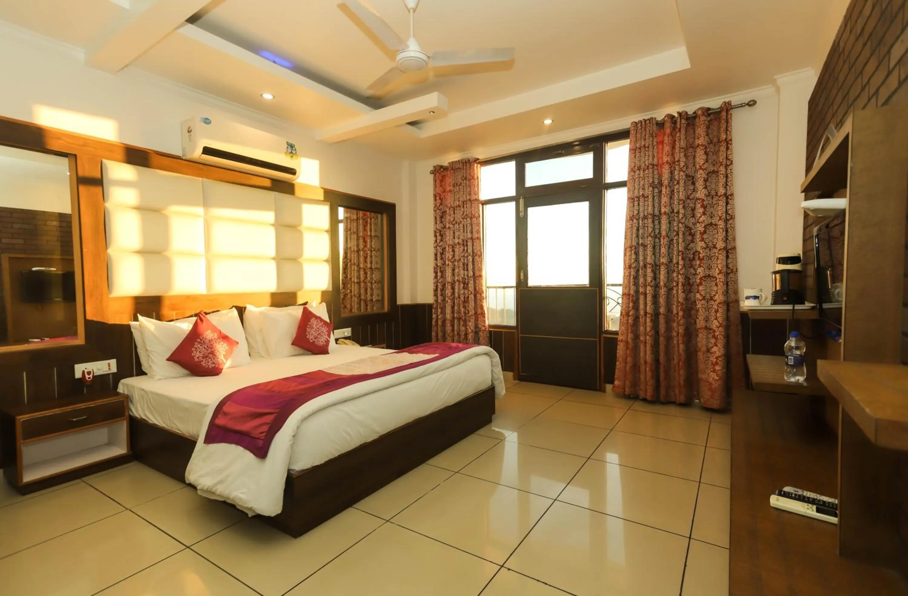 Photo of the whole room, Bed in Hotel Pong View