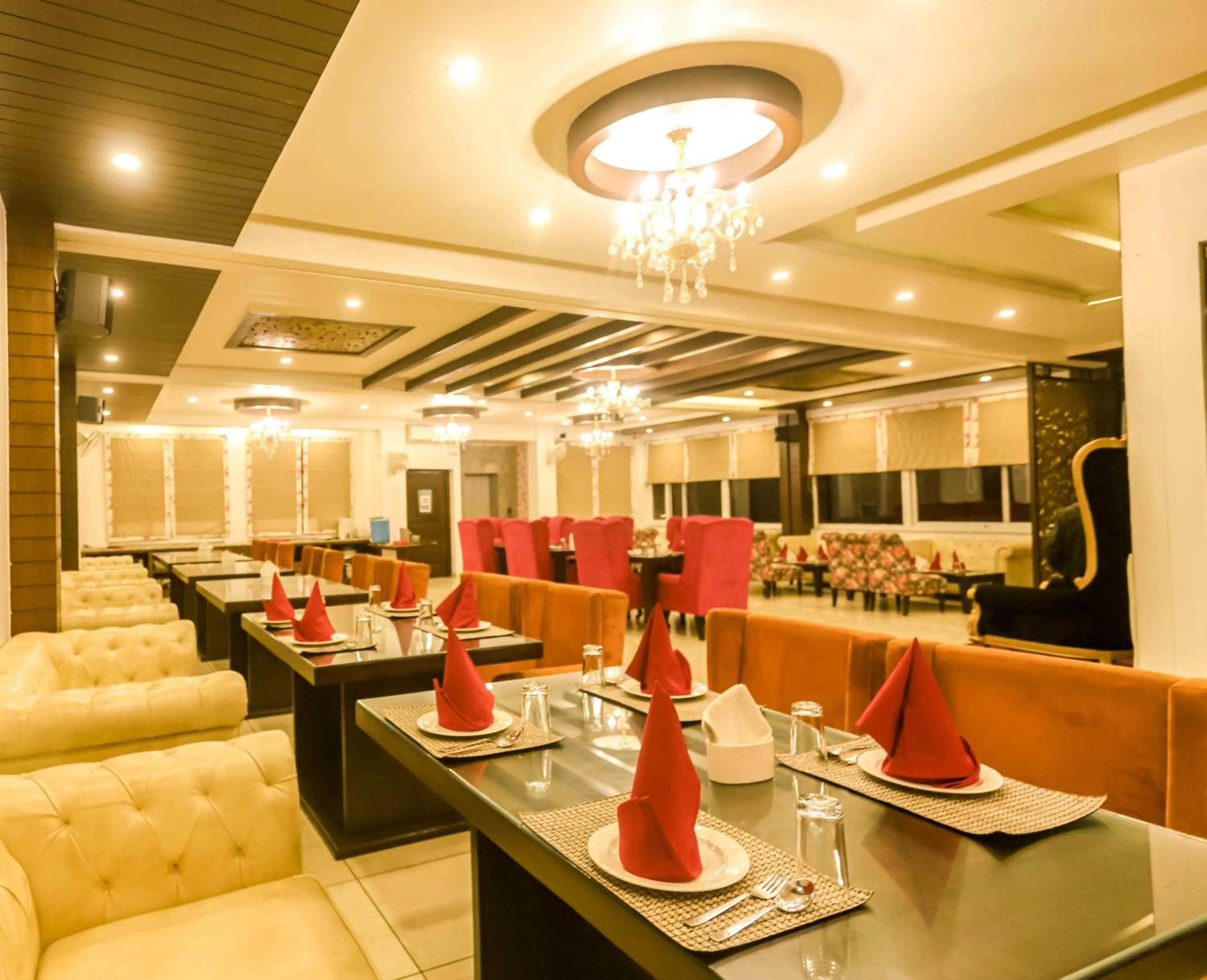 Restaurant/places to eat in Hotel Pong View