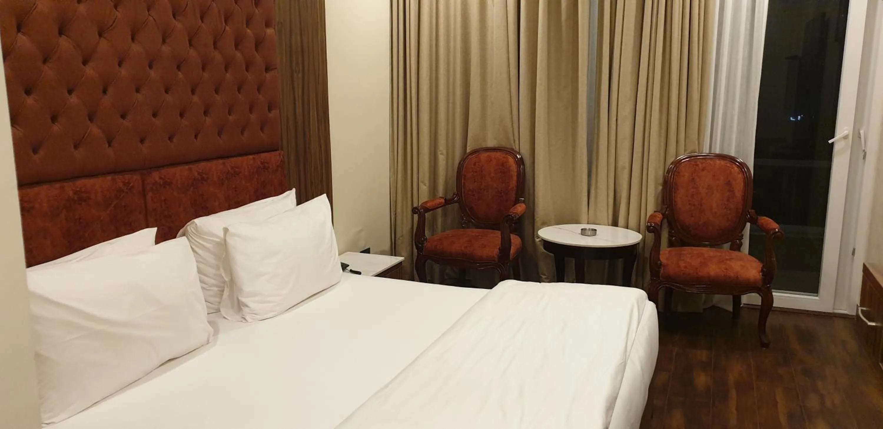 Bedroom, Bed in Hotel Pong View