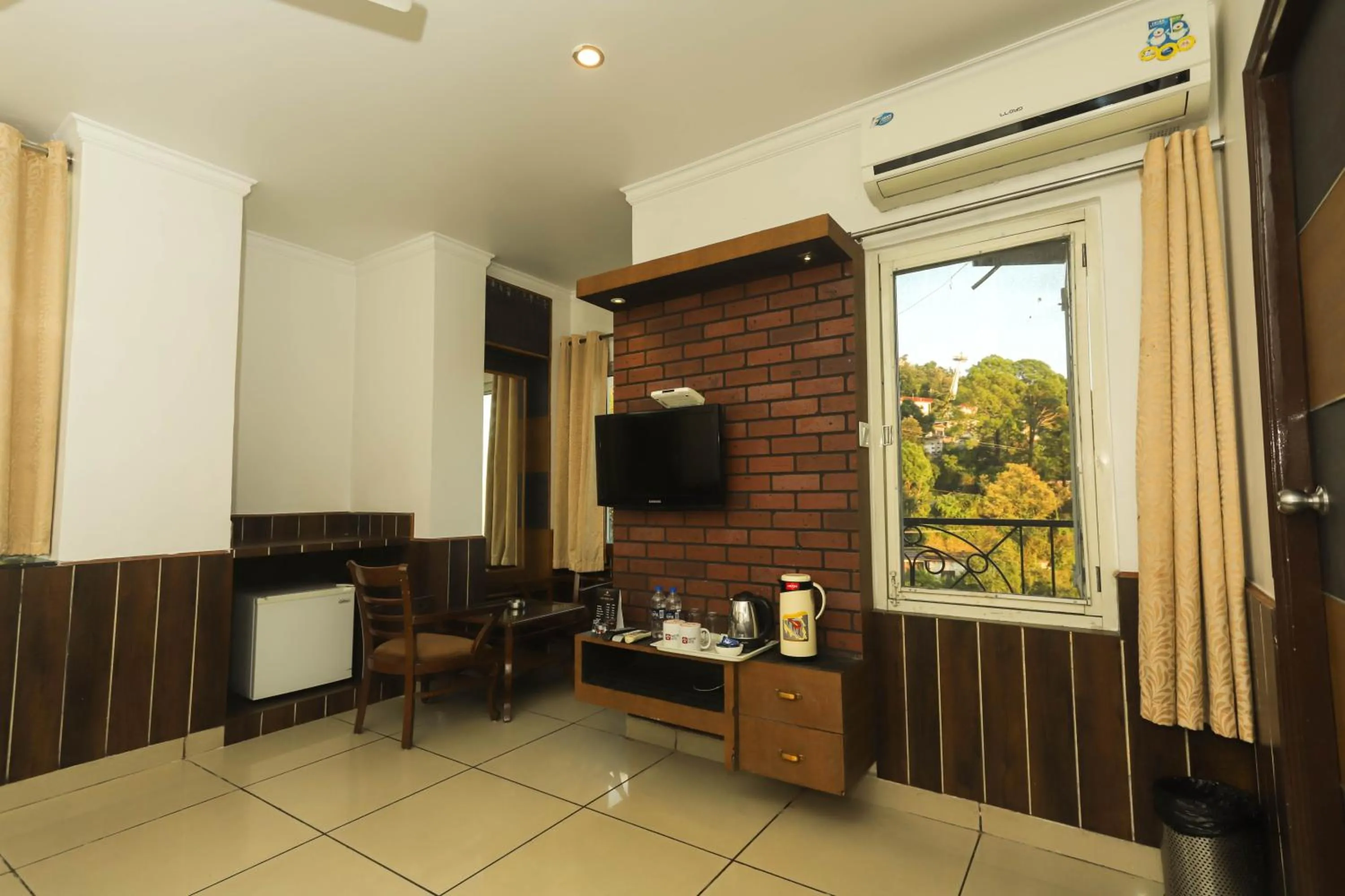 Coffee/tea facilities in Hotel Pong View