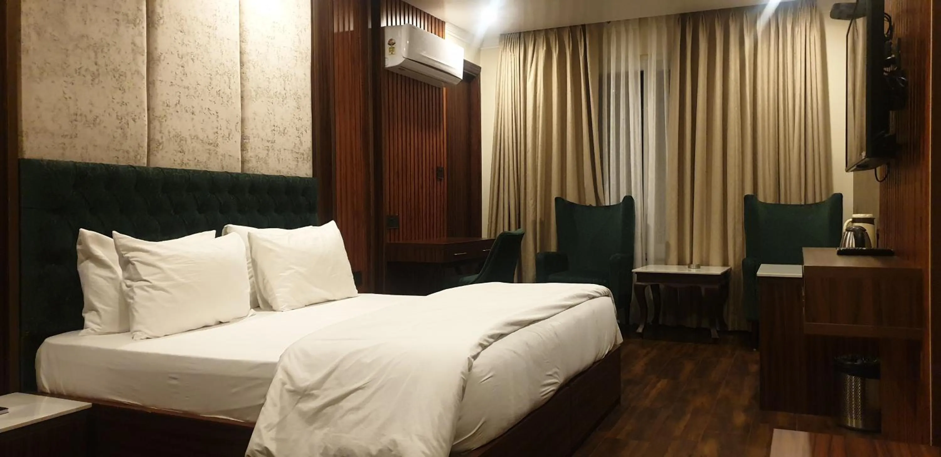 Bed in Hotel Pong View