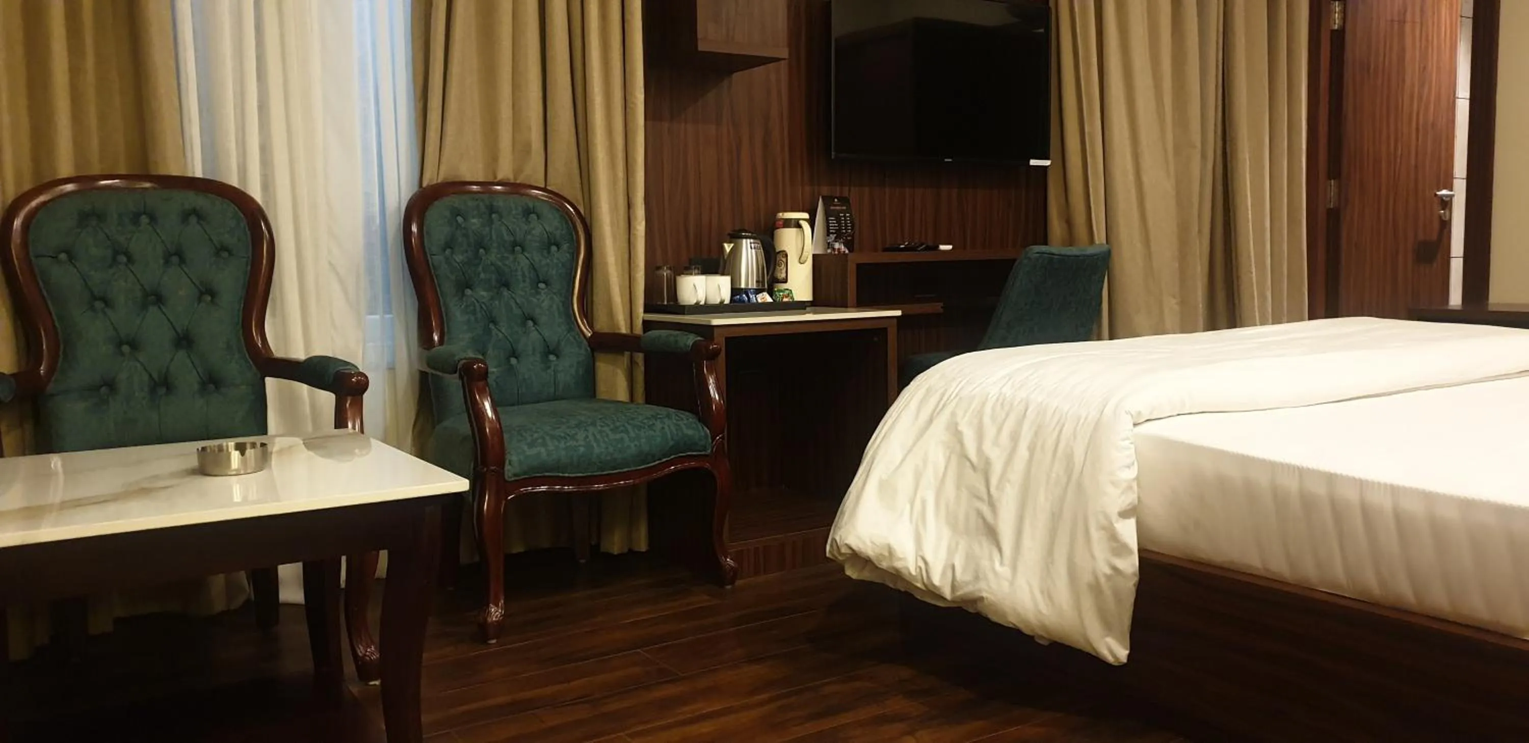 Bedroom, Bed in Hotel Pong View