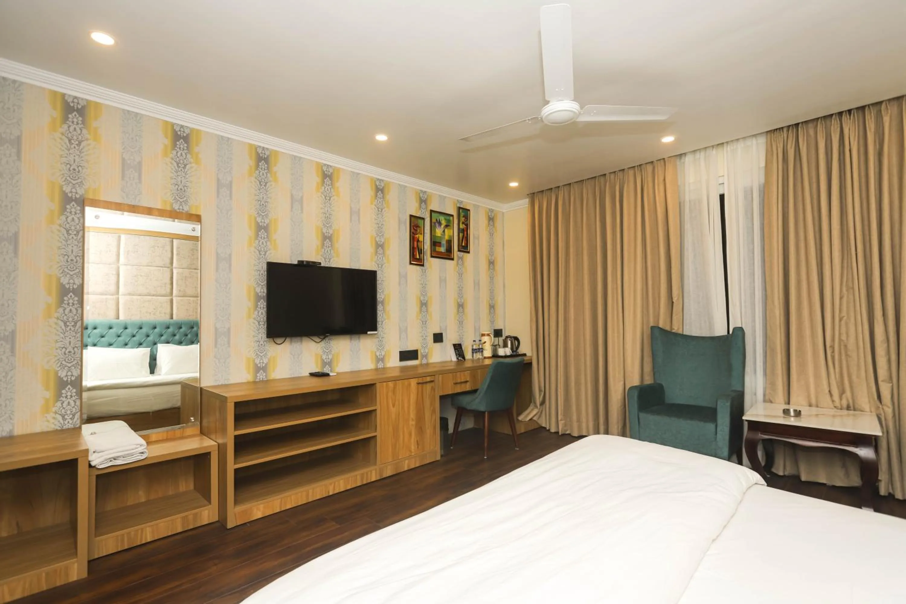 Photo of the whole room, Bed in Hotel Pong View