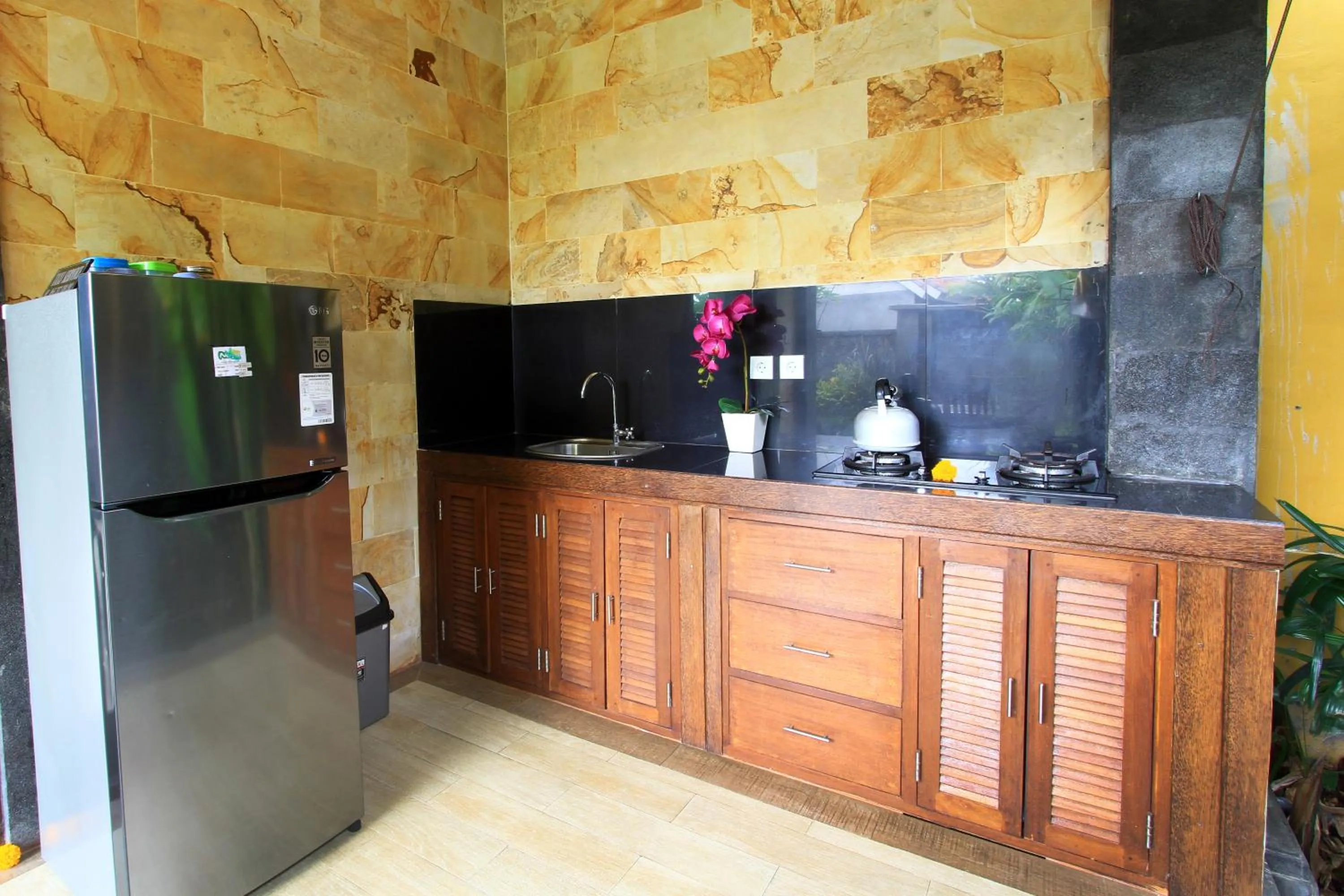 Kitchen or kitchenette in Pondok Naya Ubud