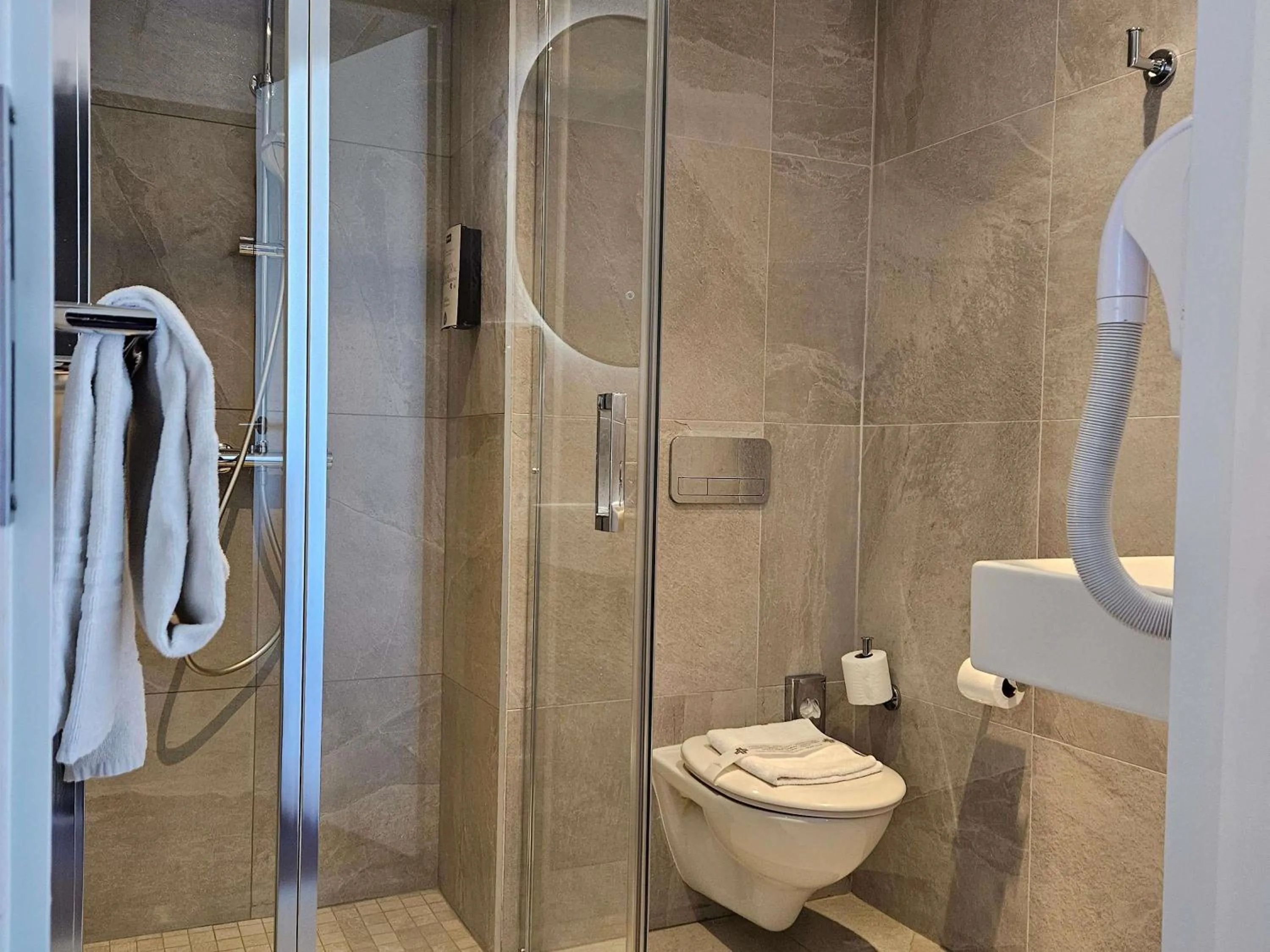 Bedroom in ibis Styles La Rochelle Centre les Minimes