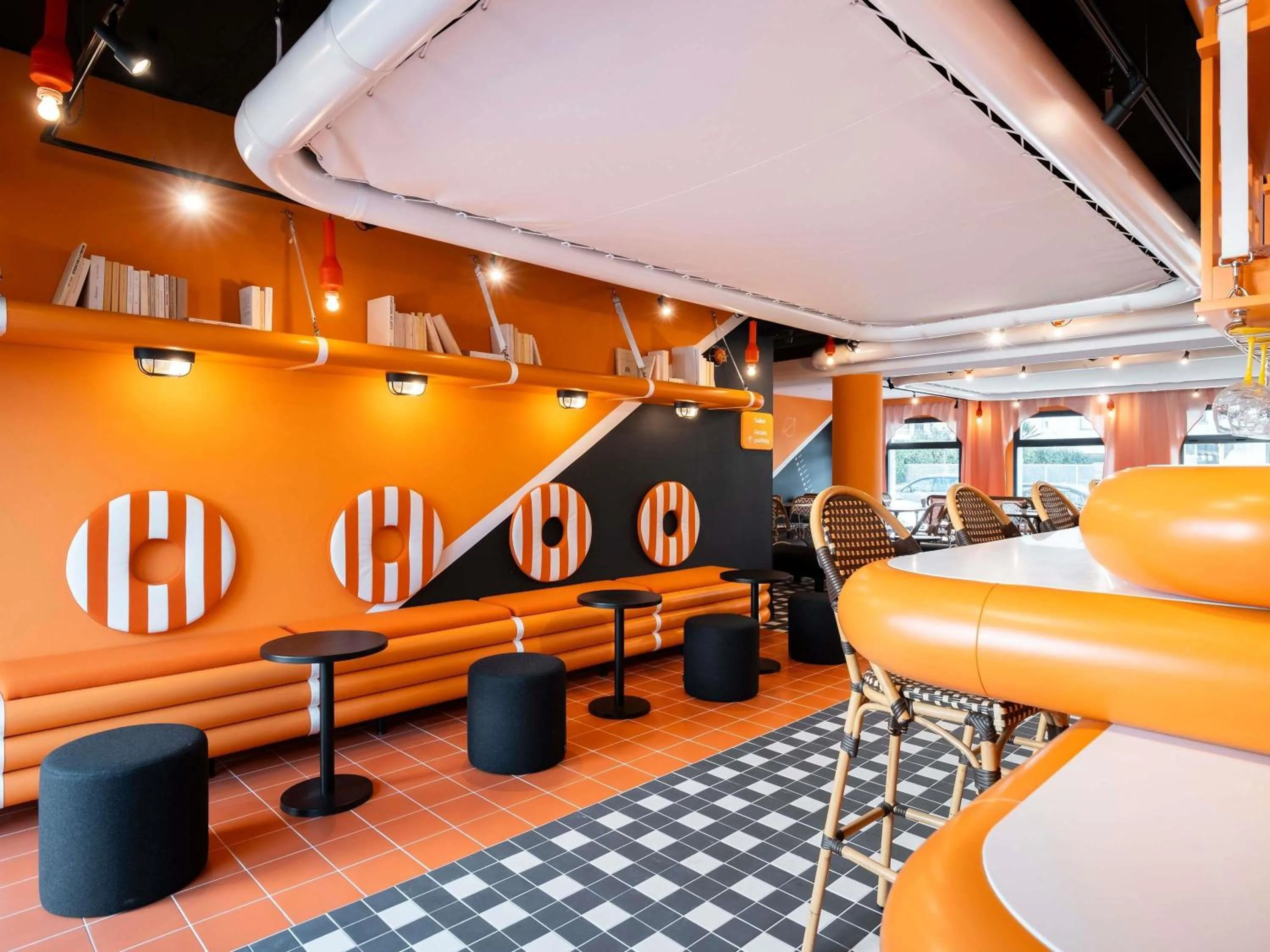 Lounge or bar in ibis Styles La Rochelle Centre les Minimes
