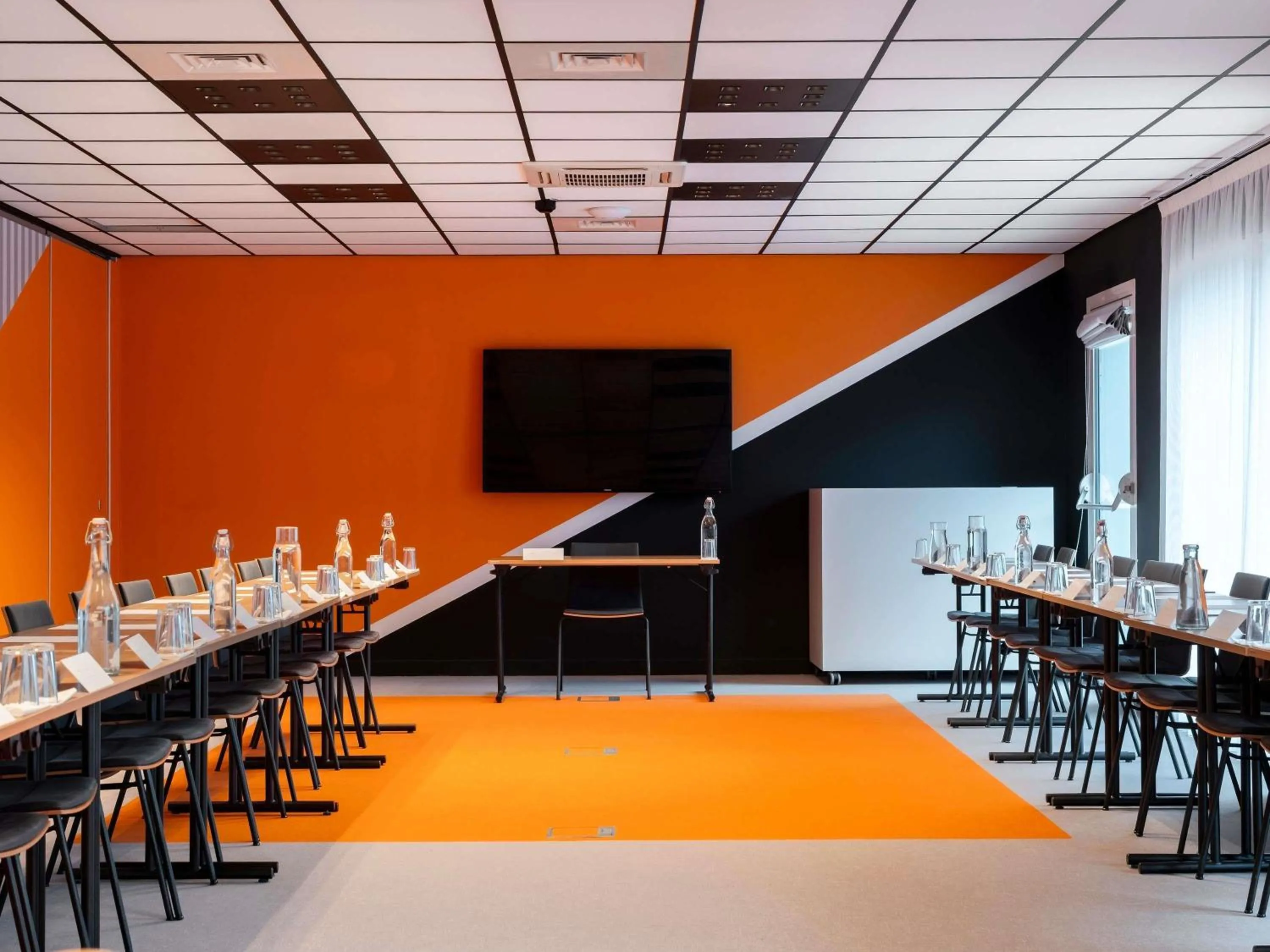 Meeting/conference room in ibis Styles La Rochelle Centre les Minimes