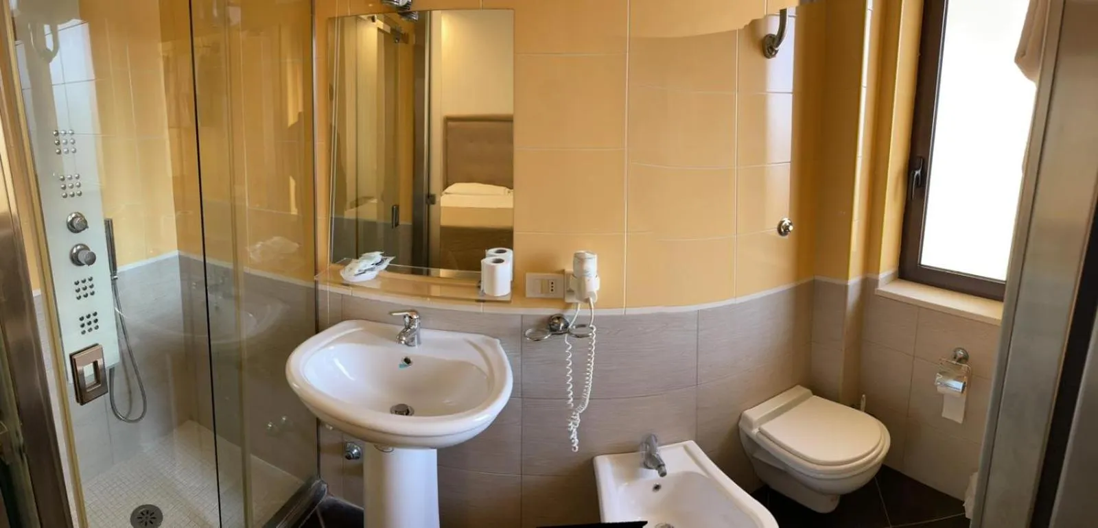 Shower in Hotel Briganti