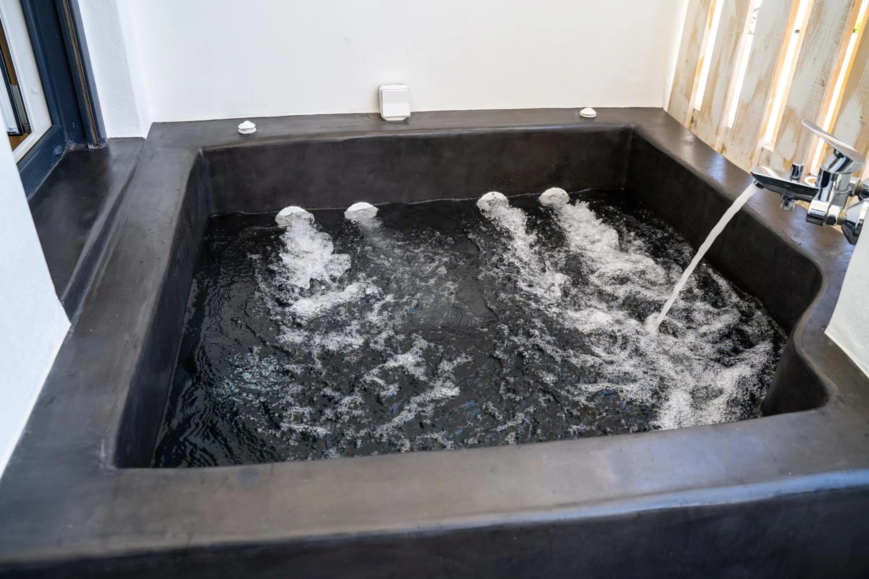 Hot Tub in George & Joanna Suites Santorini