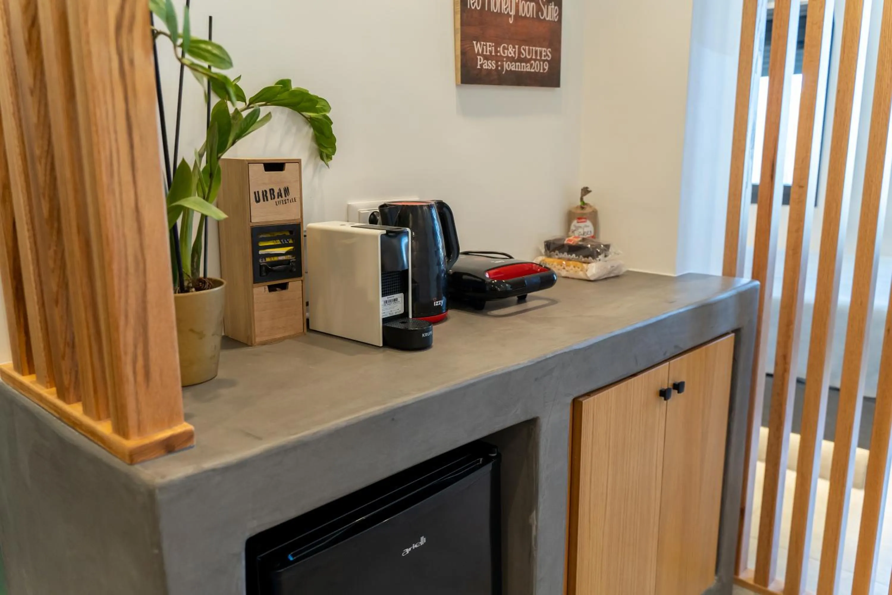 Coffee/tea facilities in George & Joanna Suites Santorini