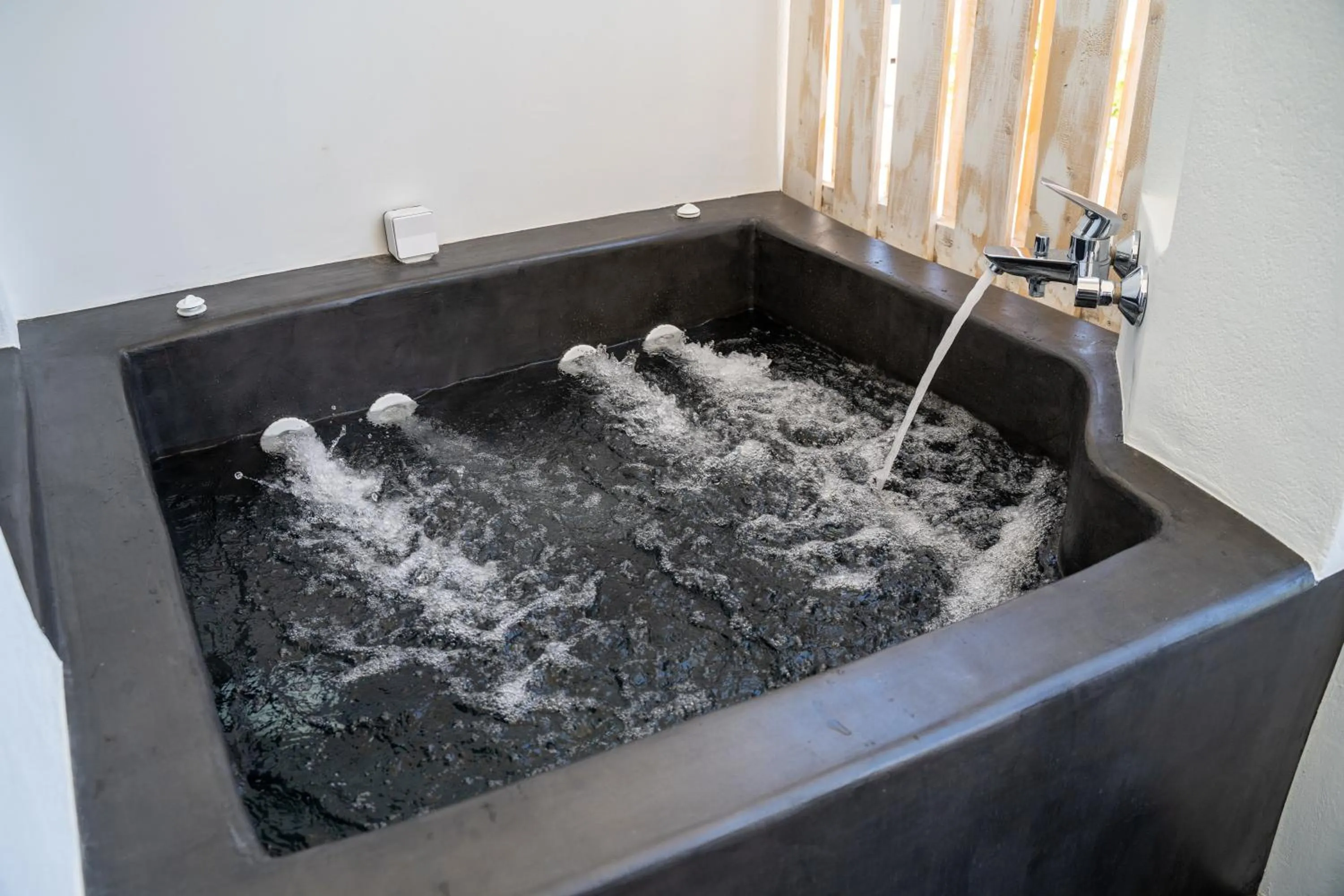 Hot Tub in George & Joanna Suites Santorini
