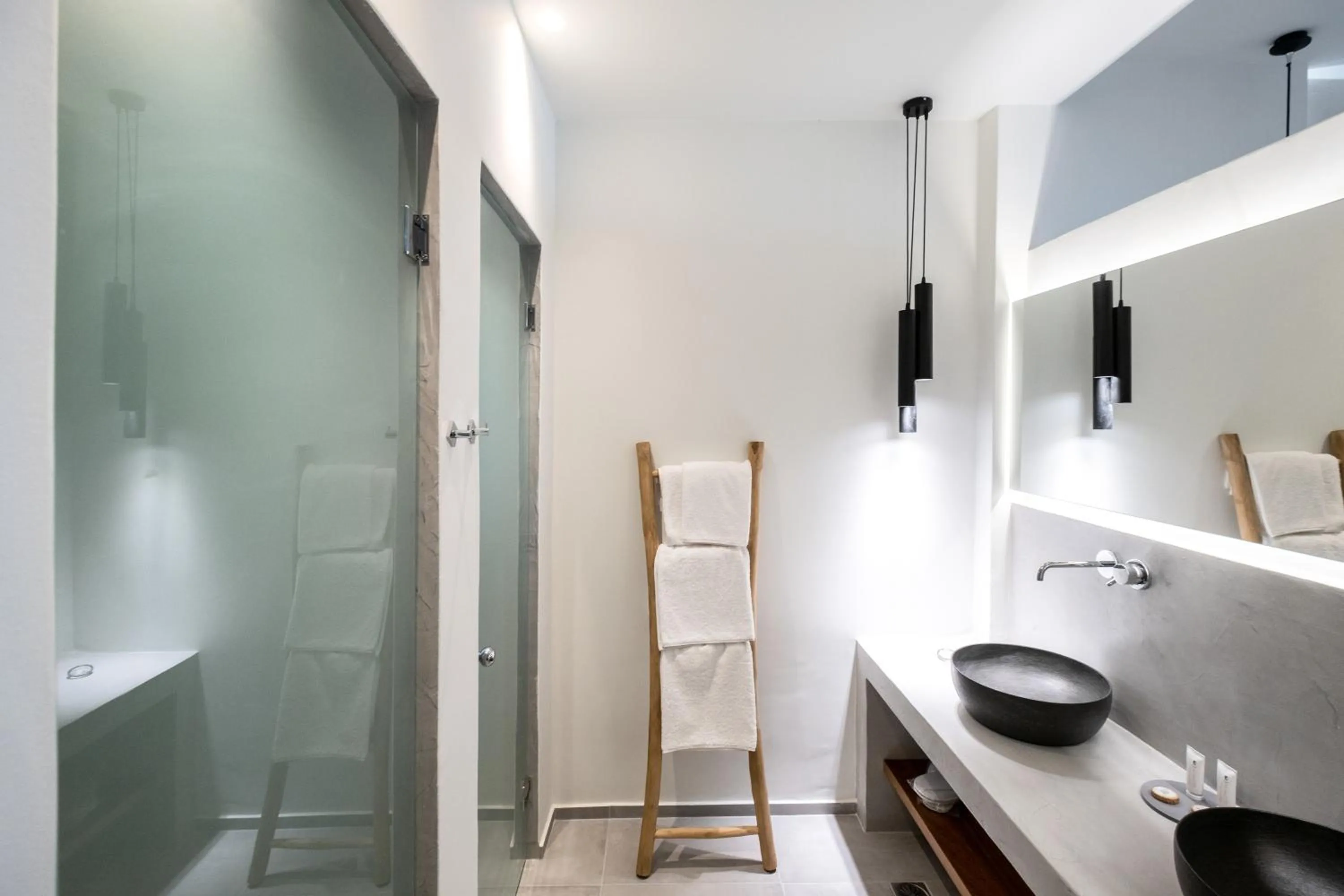 Shower in George & Joanna Suites Santorini