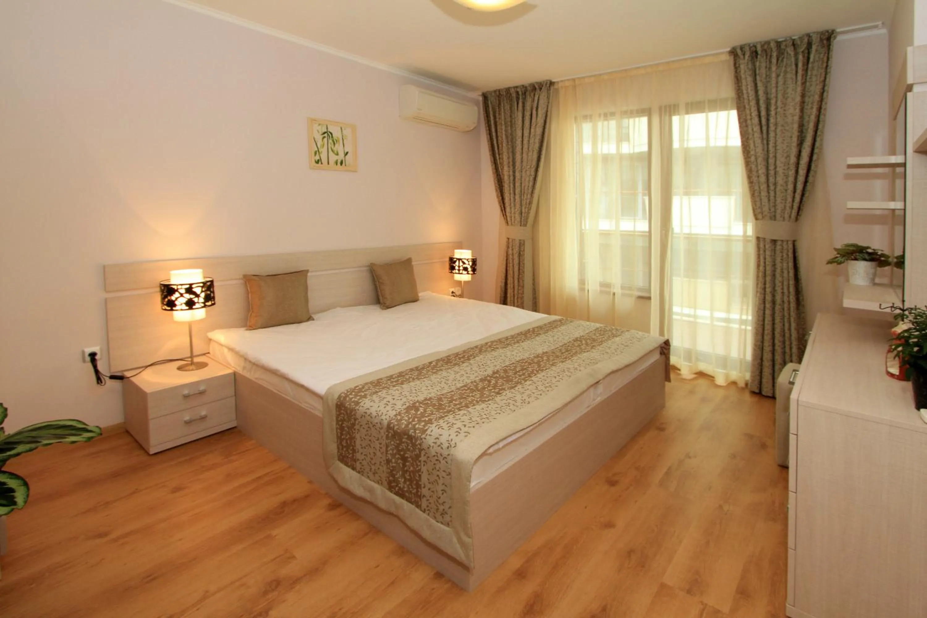 Bedroom, Bed in Long Beach Resort