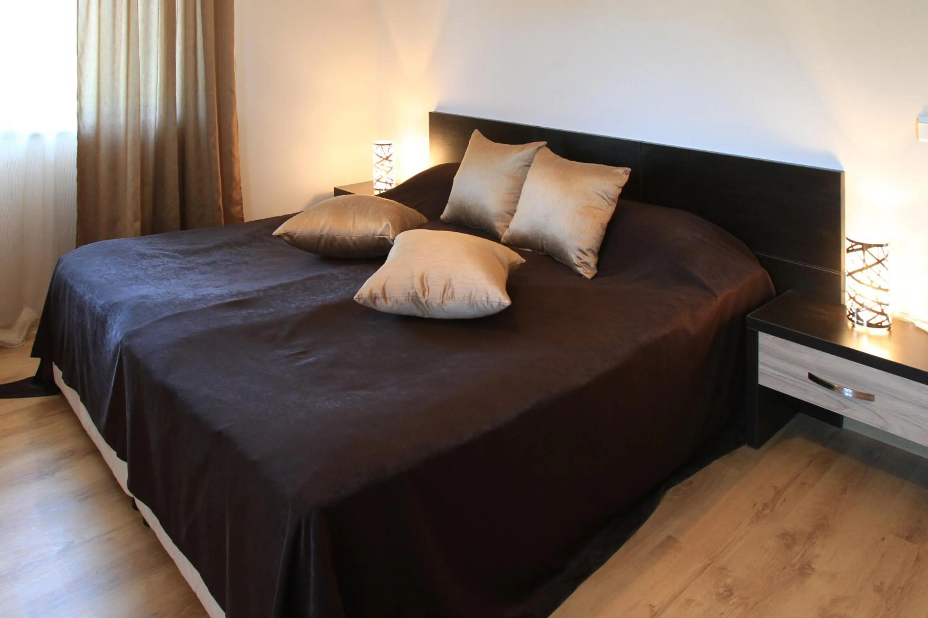 Bedroom, Bed in Long Beach Resort