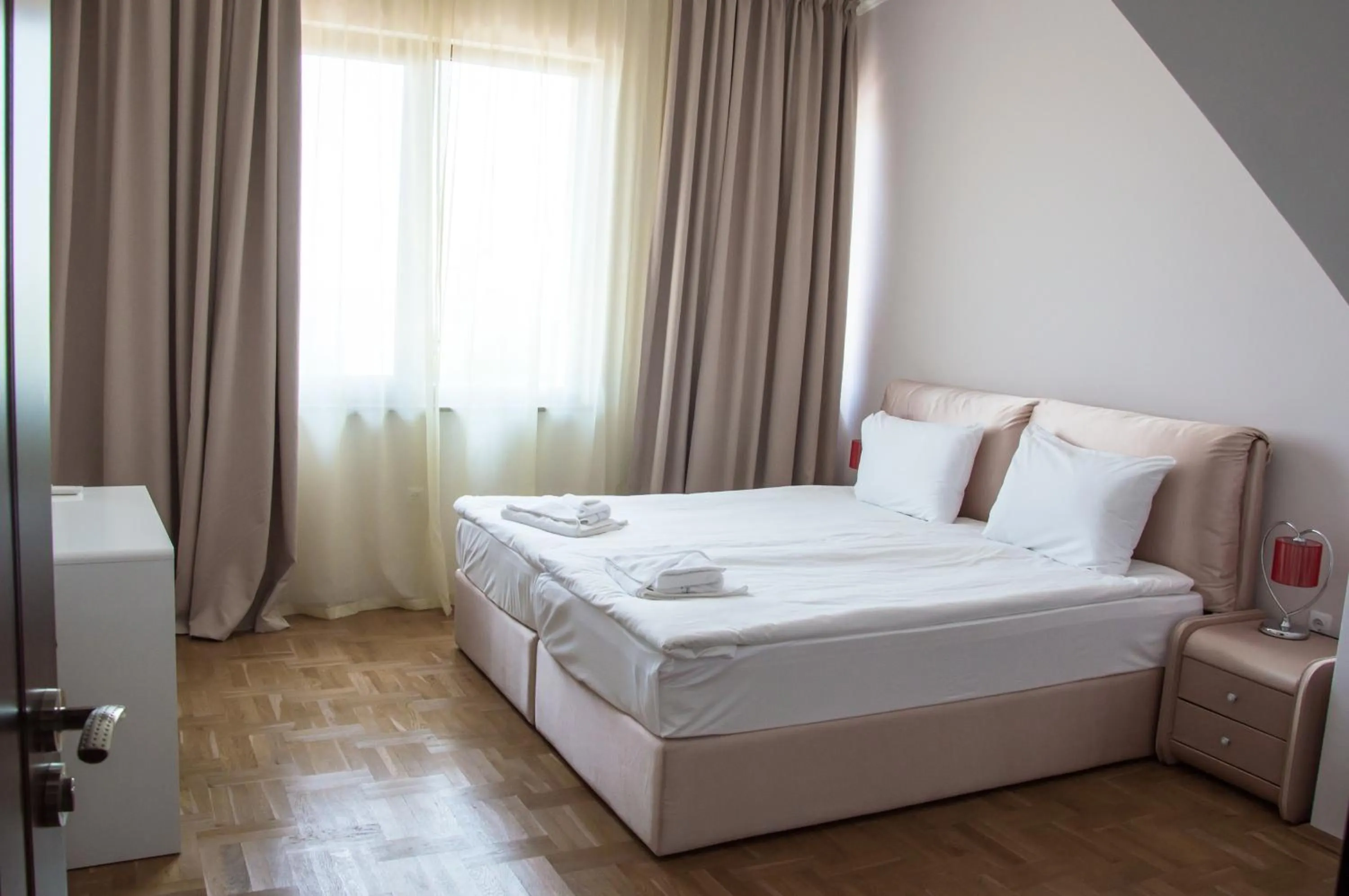 Bedroom, Bed in Long Beach Resort