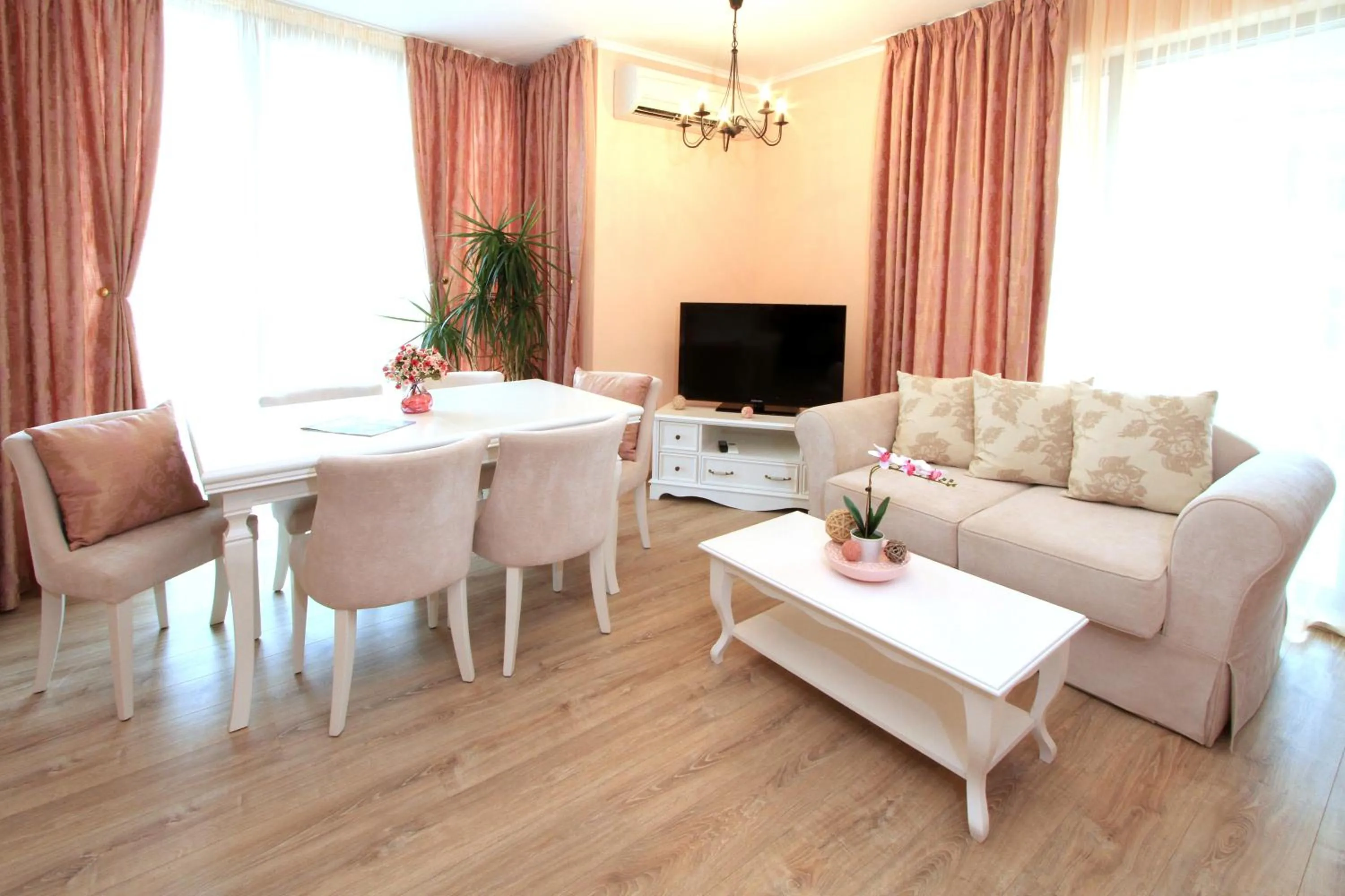 Living room in Long Beach Resort