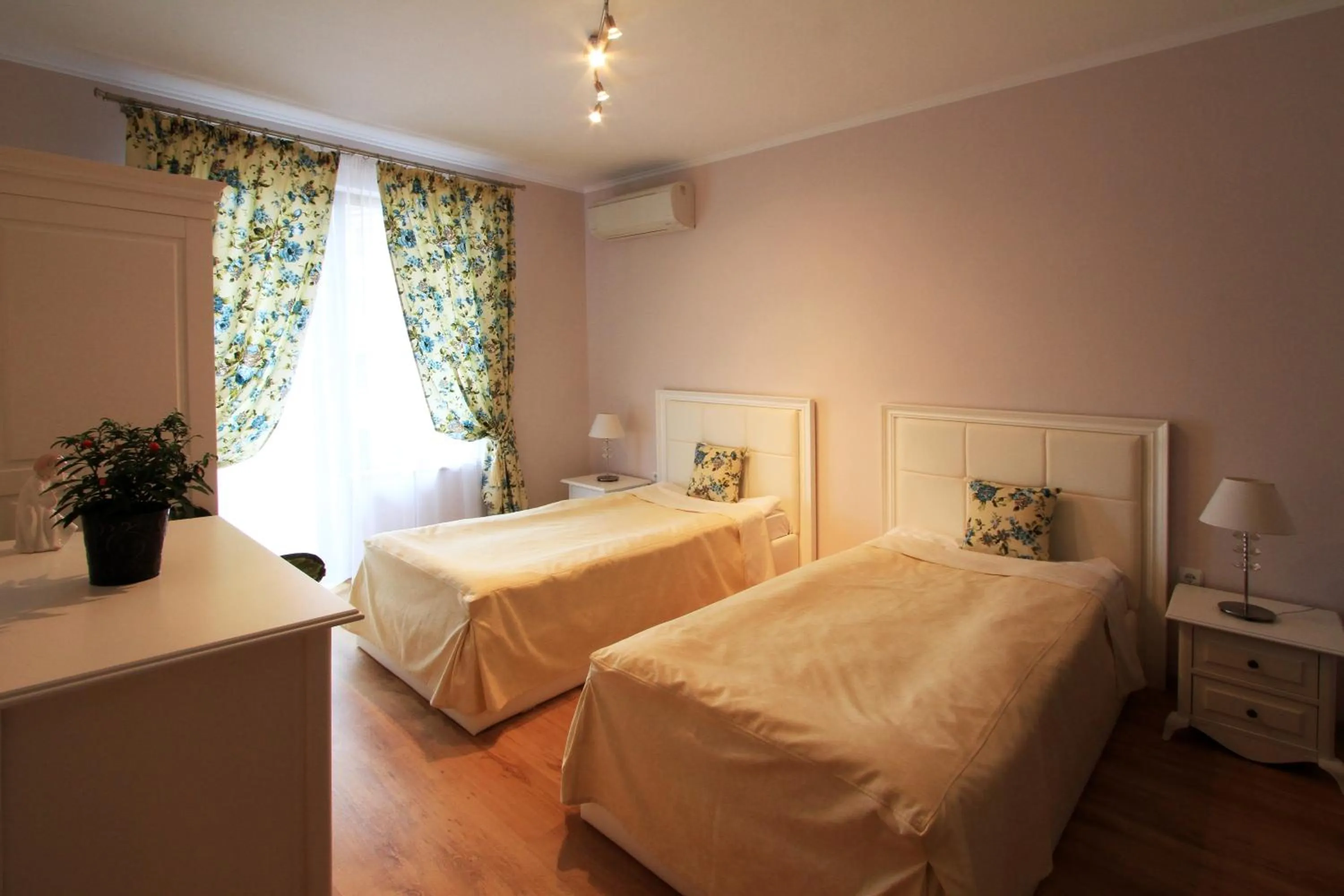 Bedroom, Bed in Long Beach Resort