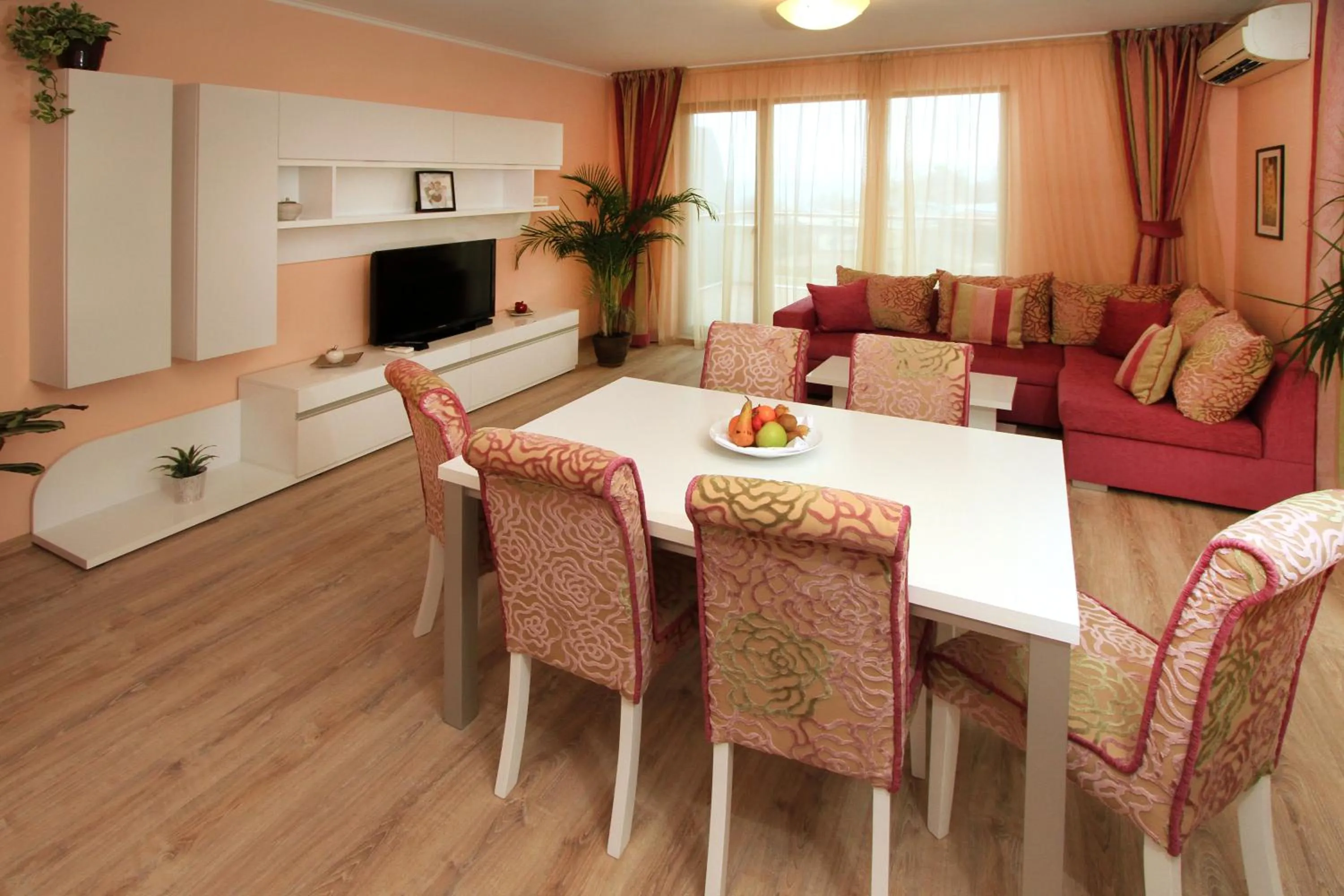 Dining area in Long Beach Resort