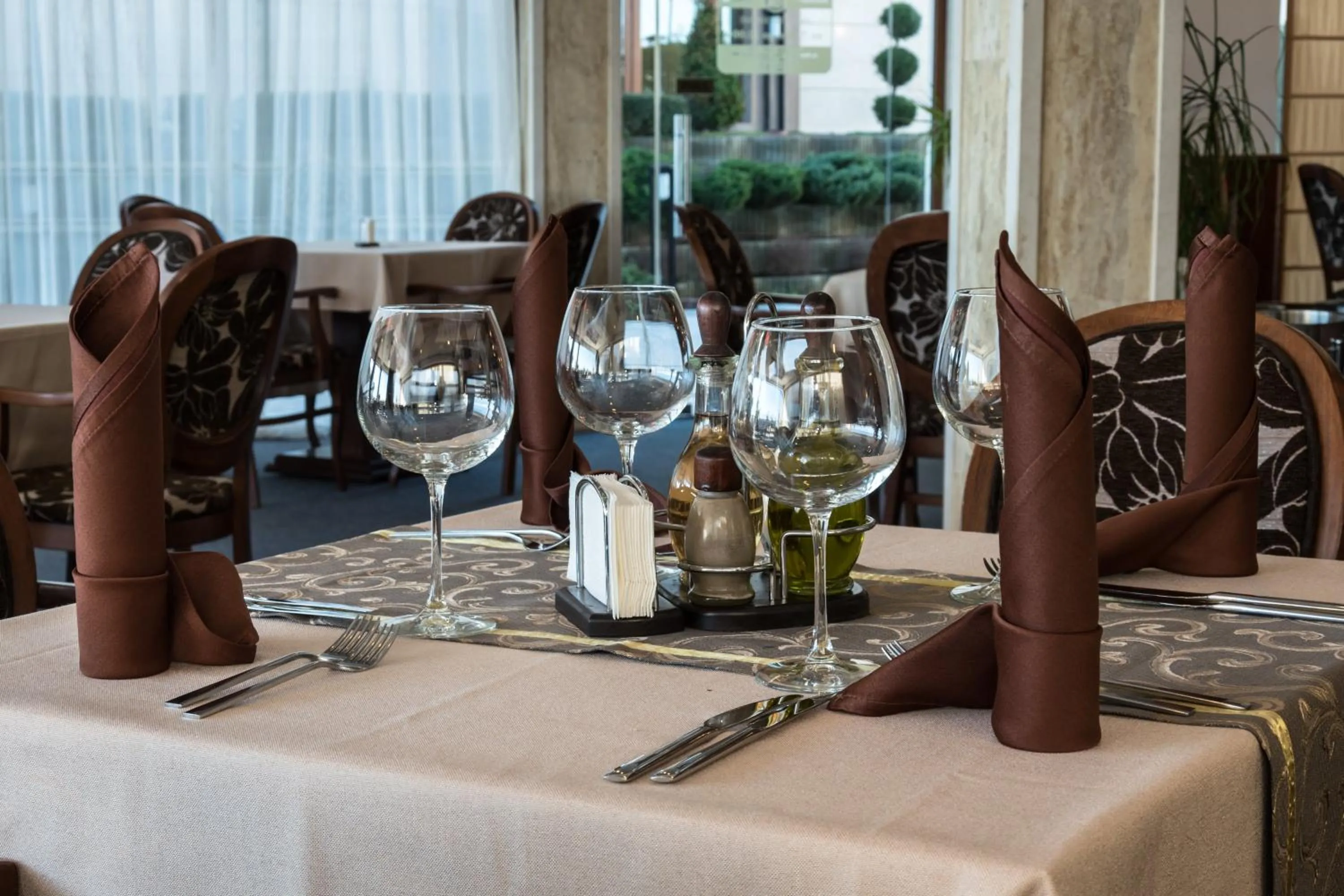 Restaurant/places to eat in Long Beach Resort