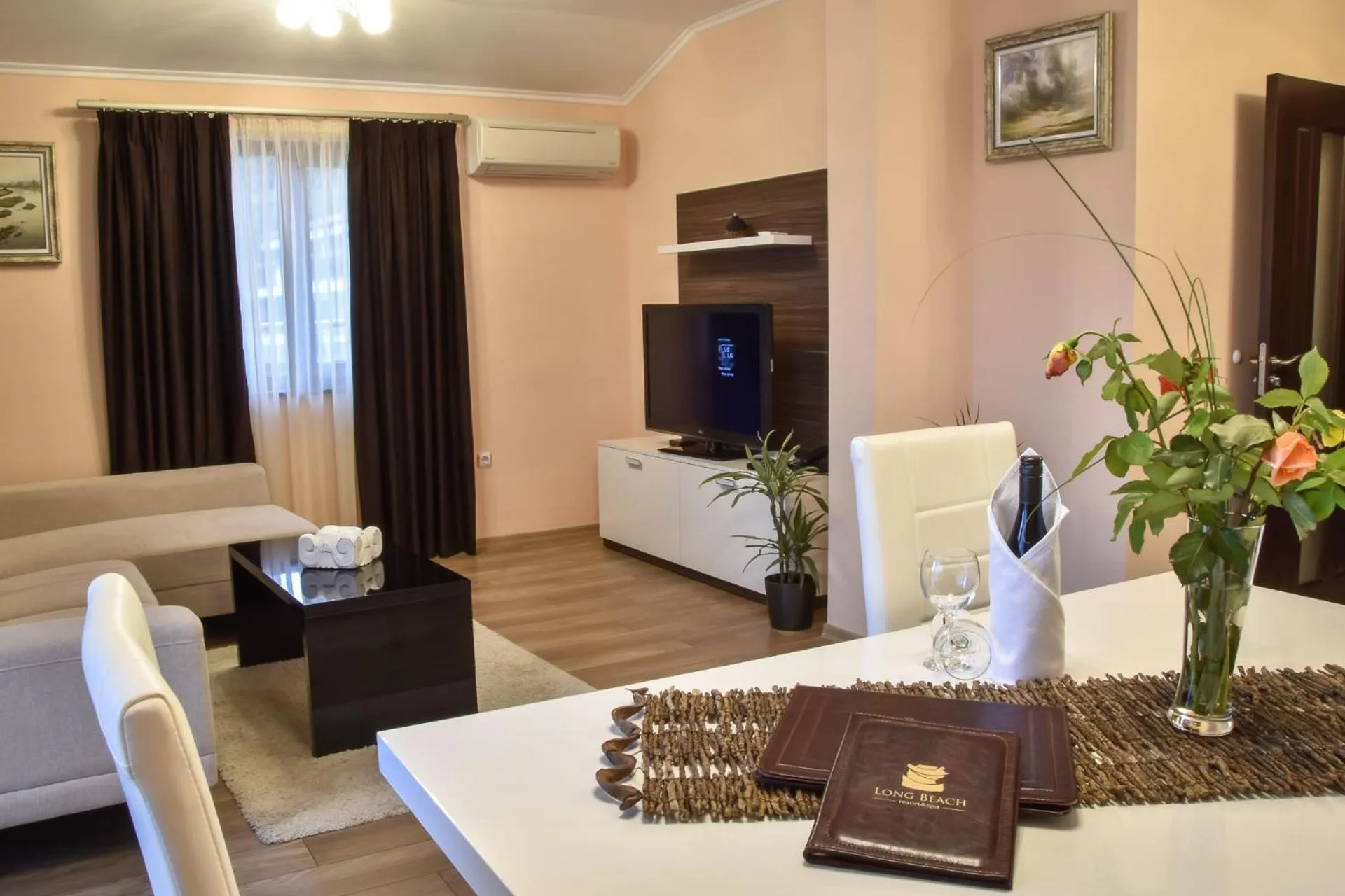 Seating area in Long Beach Resort