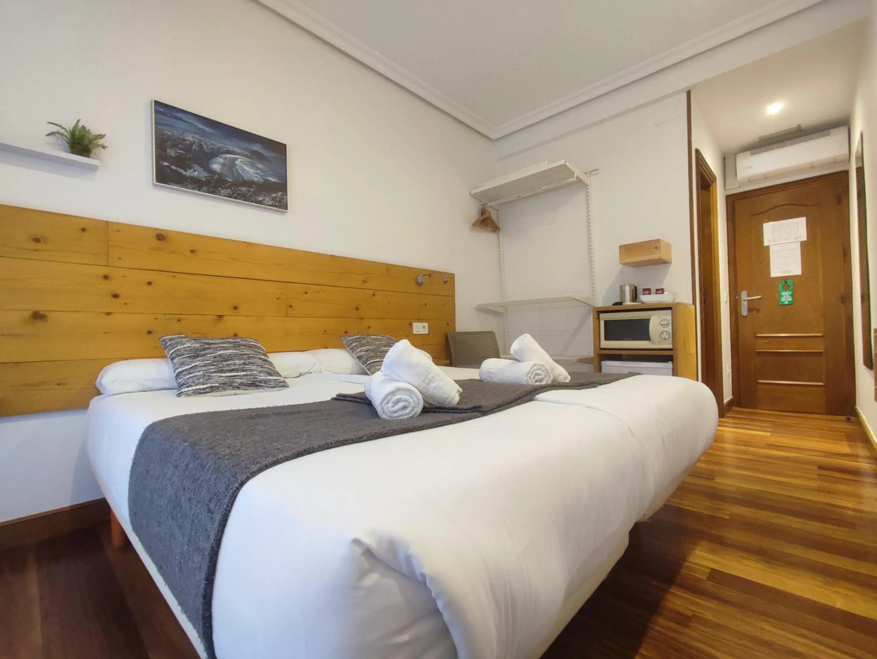 Photo of the whole room, Bed in Pensión Urkia