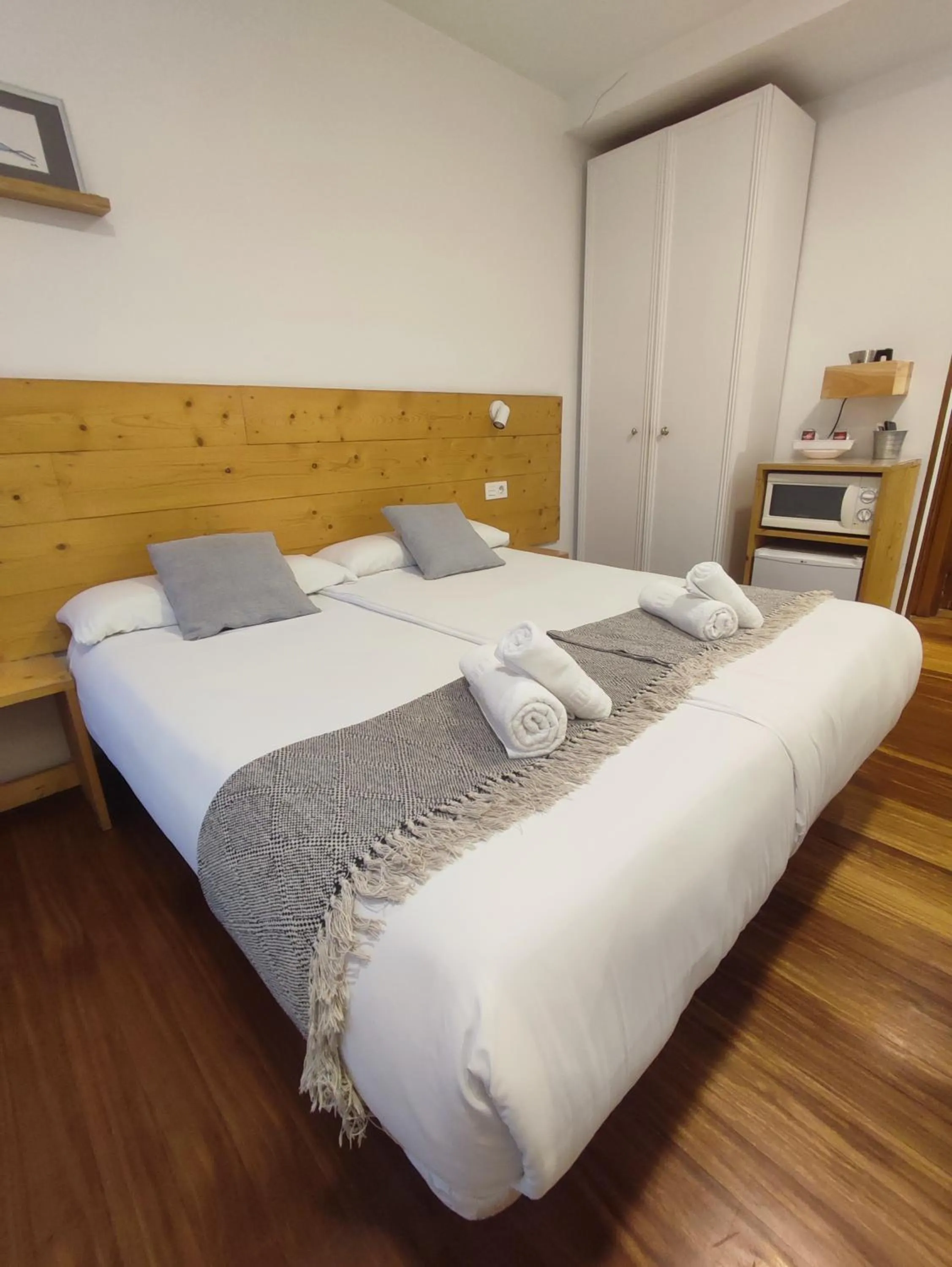 room service, Bed in Pensión Urkia