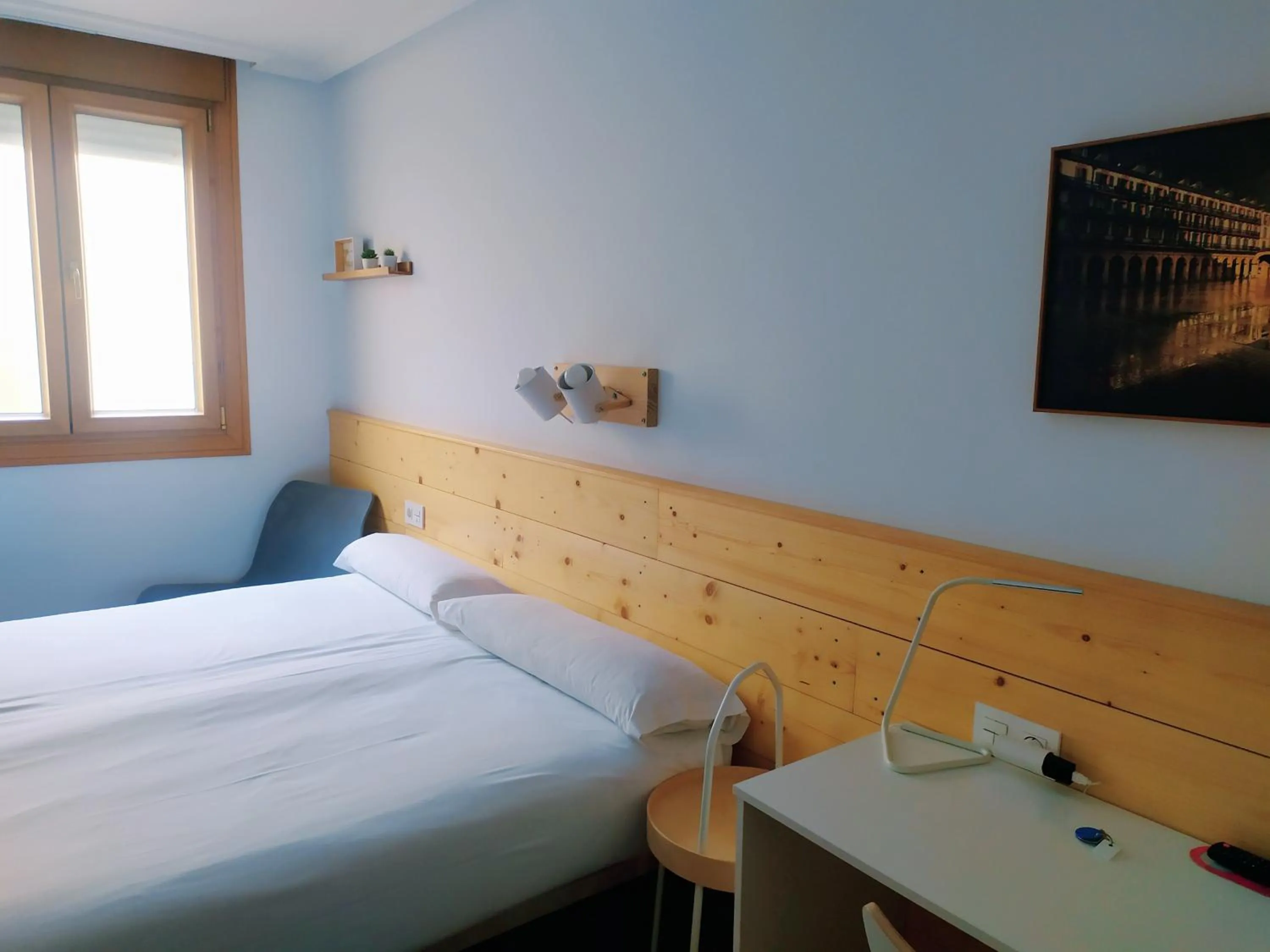 Photo of the whole room, Bed in Pensión Urkia