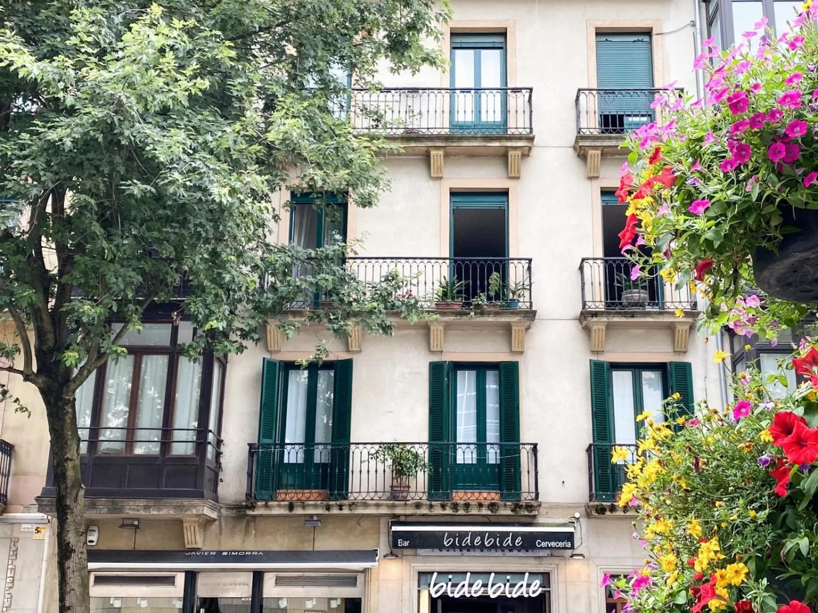 Property building in Pensión Urkia