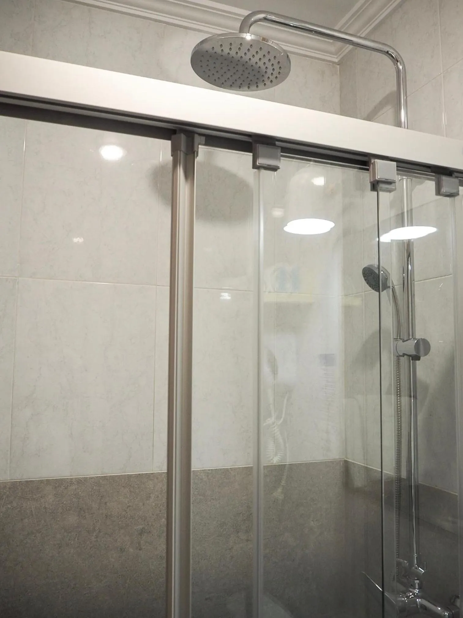 Shower in Pensión Urkia