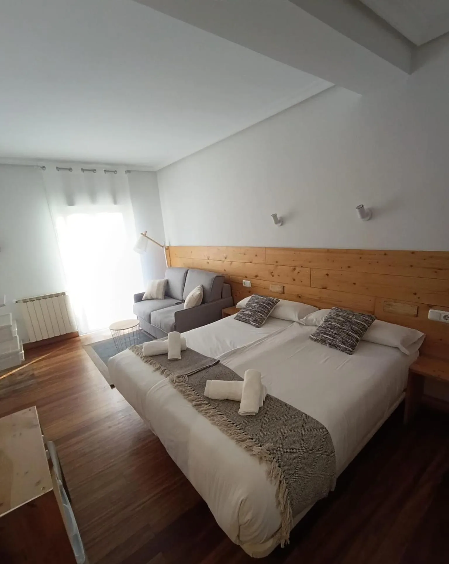 Photo of the whole room, Bed in Pensión Urkia