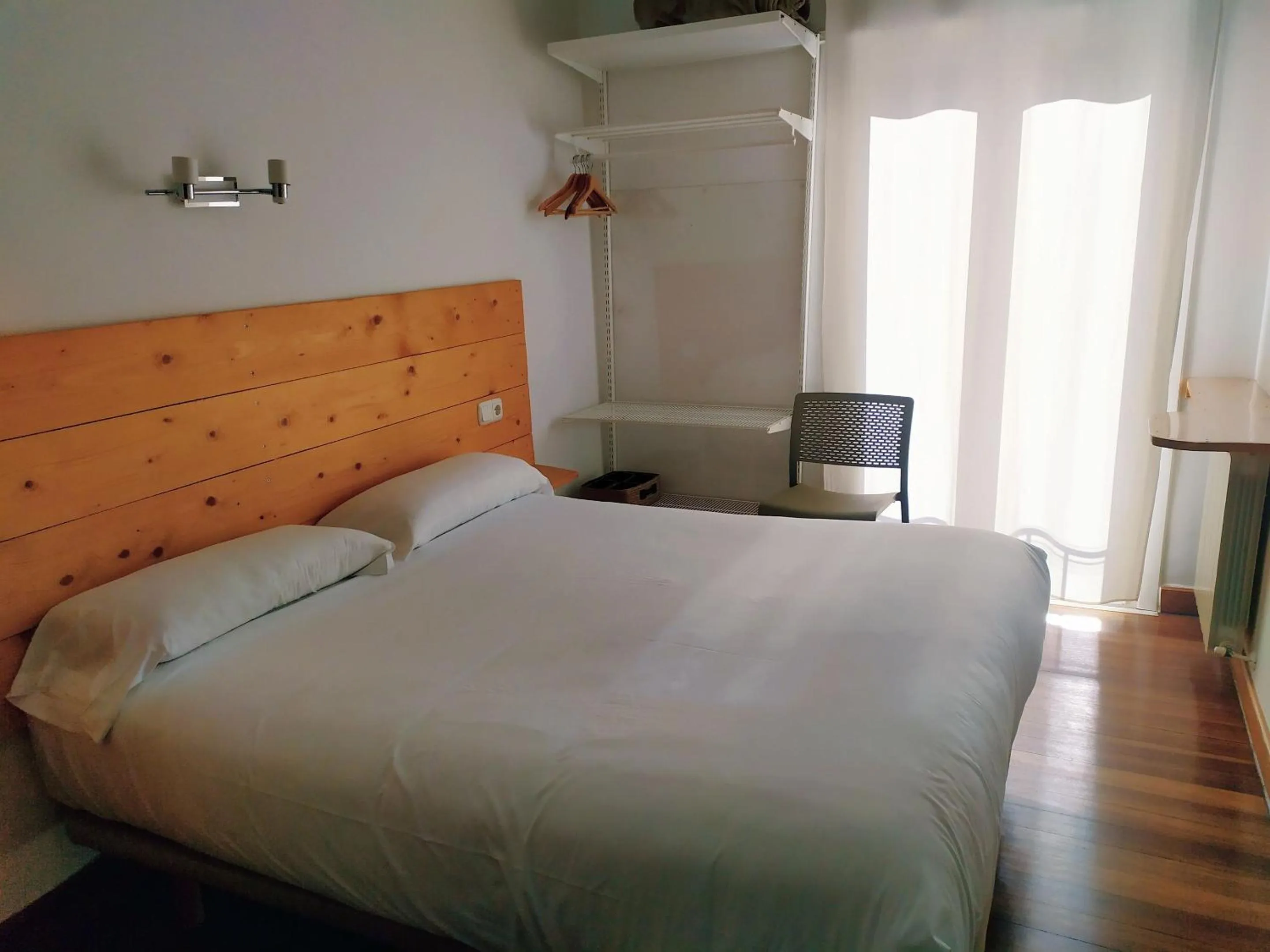 Photo of the whole room, Bed in Pensión Urkia
