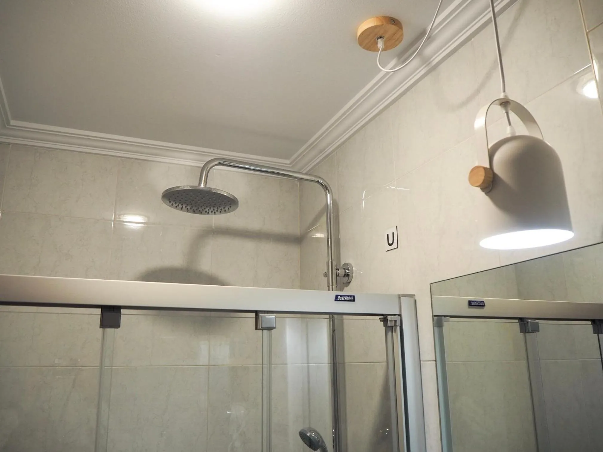 Shower in Pensión Urkia