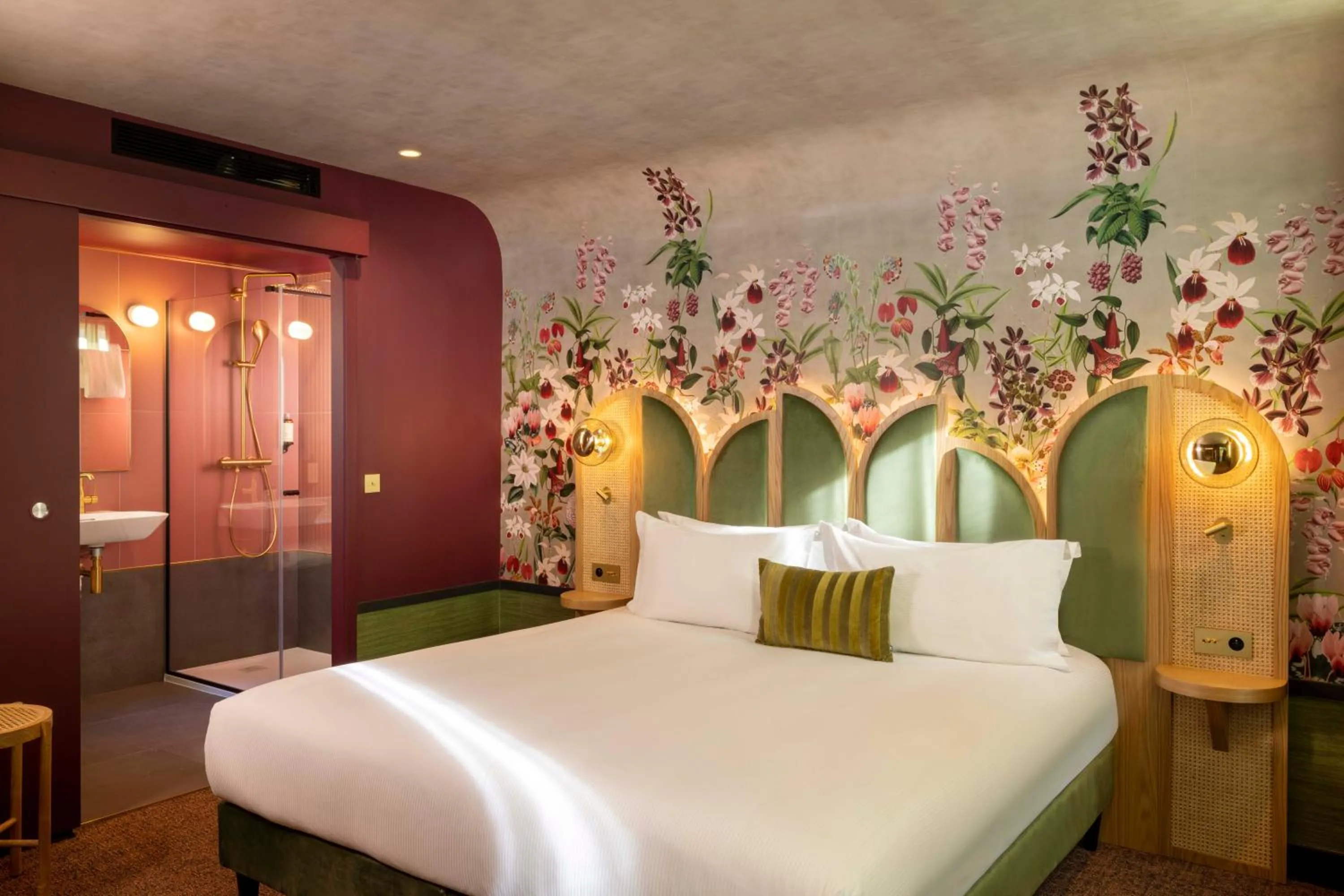 Bed in Hôtel Jardin de Cluny