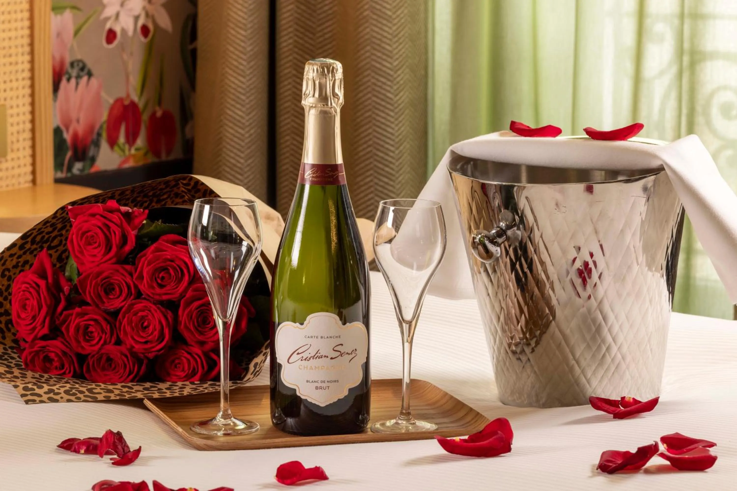Bedroom in Hôtel Jardin de Cluny