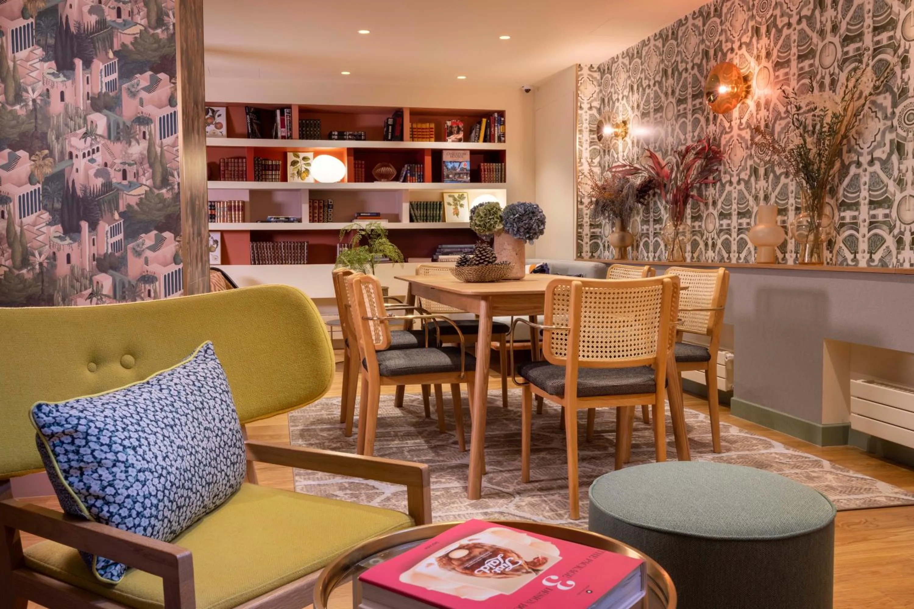 Library in Hôtel Jardin de Cluny